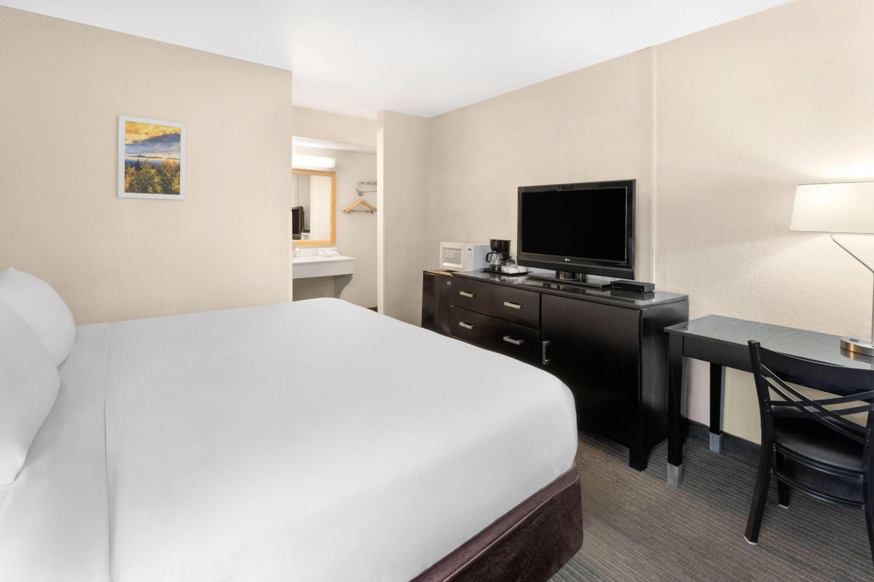 King Room - Non-Smoking - Photo 2