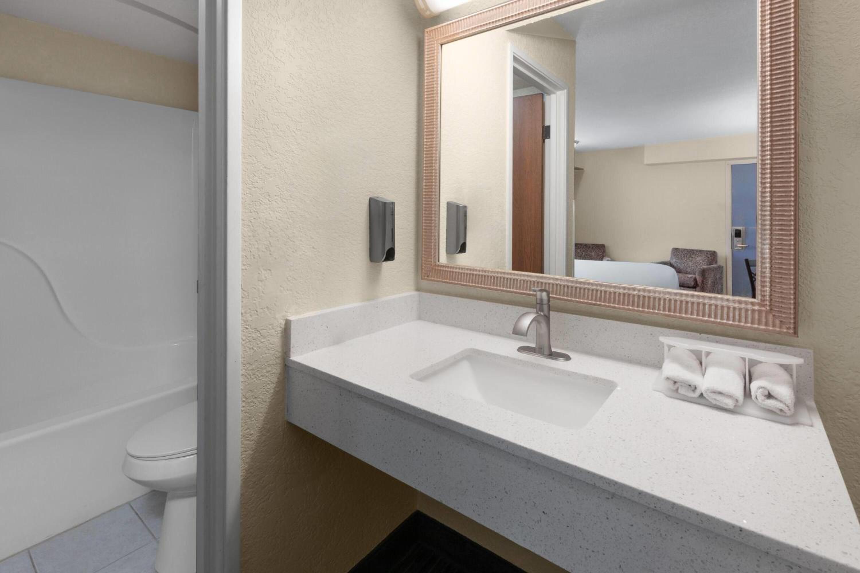 King Room - Non-Smoking - Photo 3