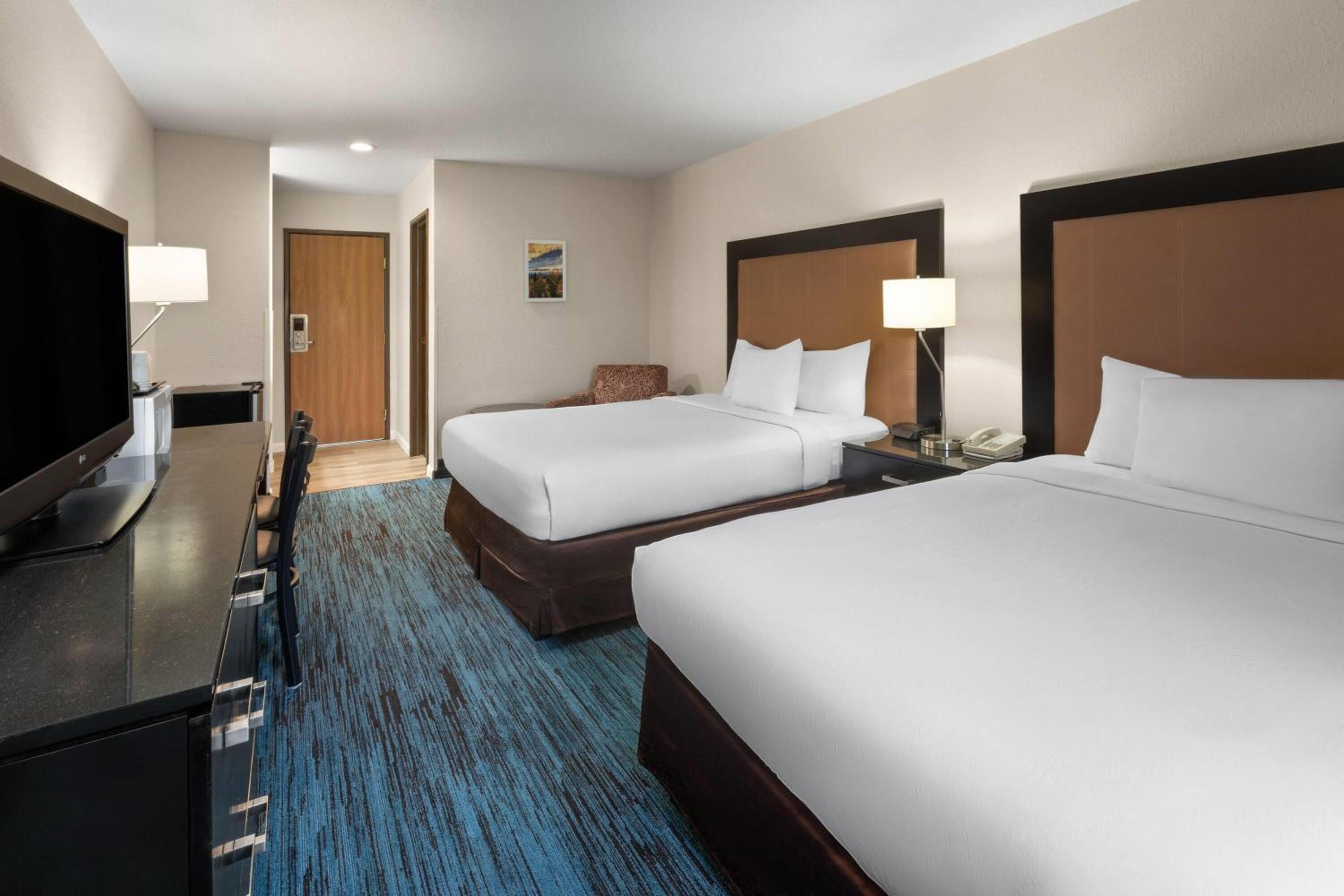 Queen Room with Two Queen Beds - Non-Smoking - Photo 2