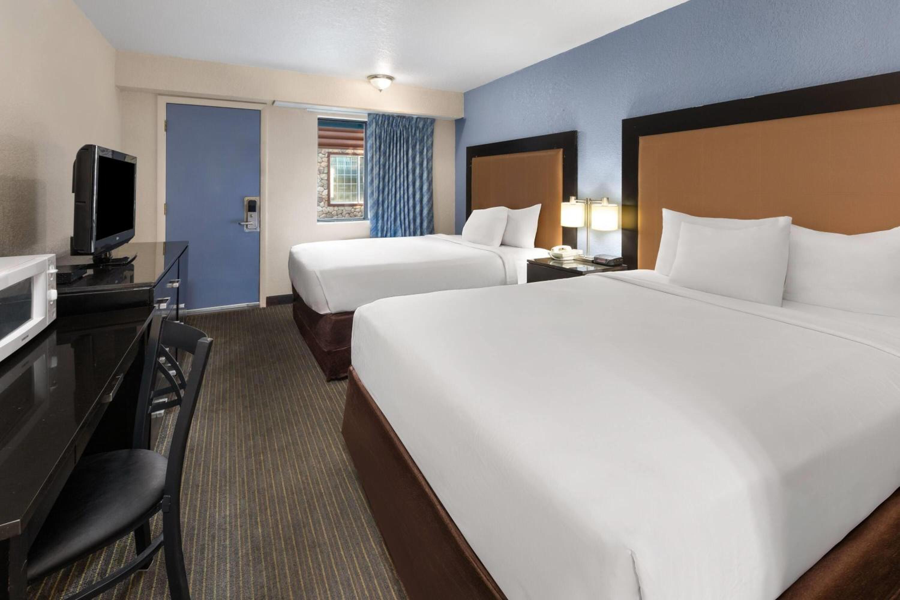 Queen Room with Two Queen Beds - Non-Smoking - Photo 3