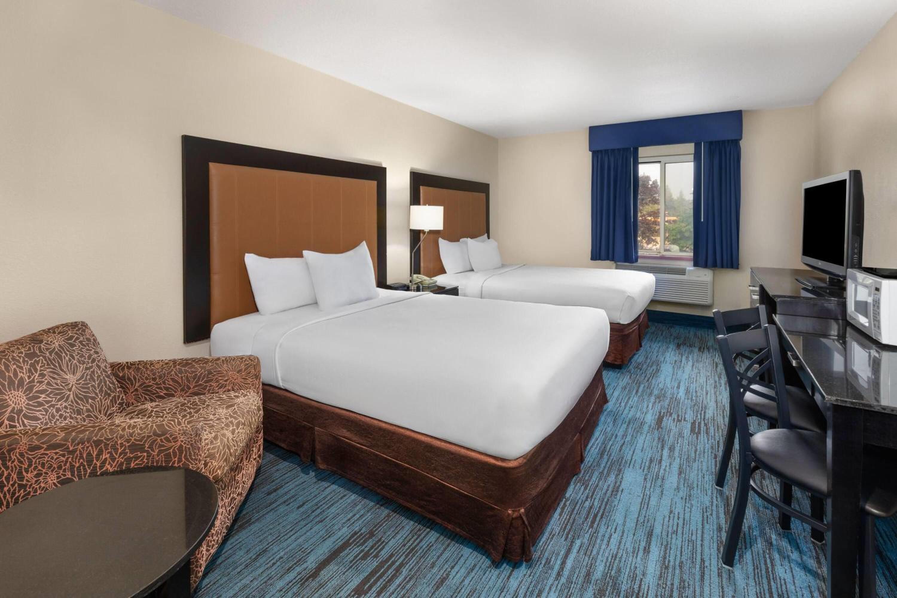 Queen Room with Two Queen Beds - Non-Smoking - Photo 4