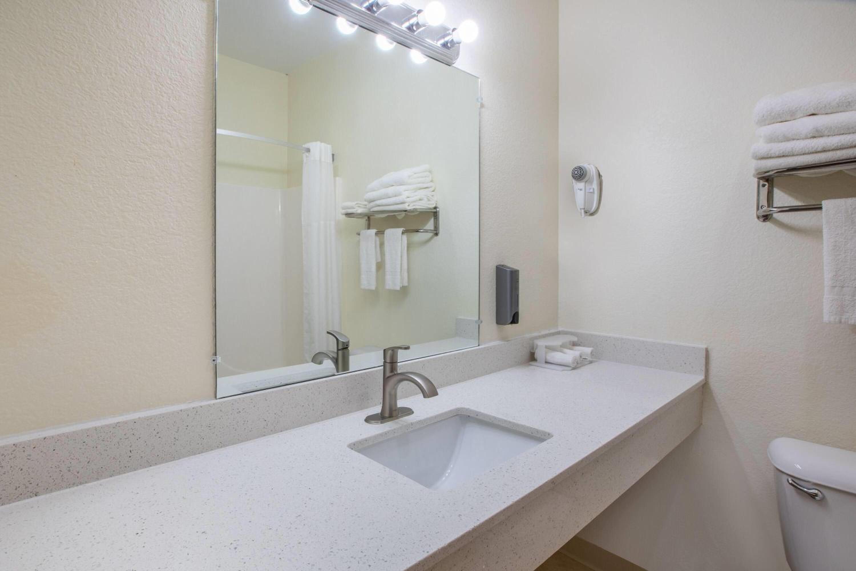 Two-Bedroom Suite with King and Double Bed with Balcony - Non-Smoking - Photo 1