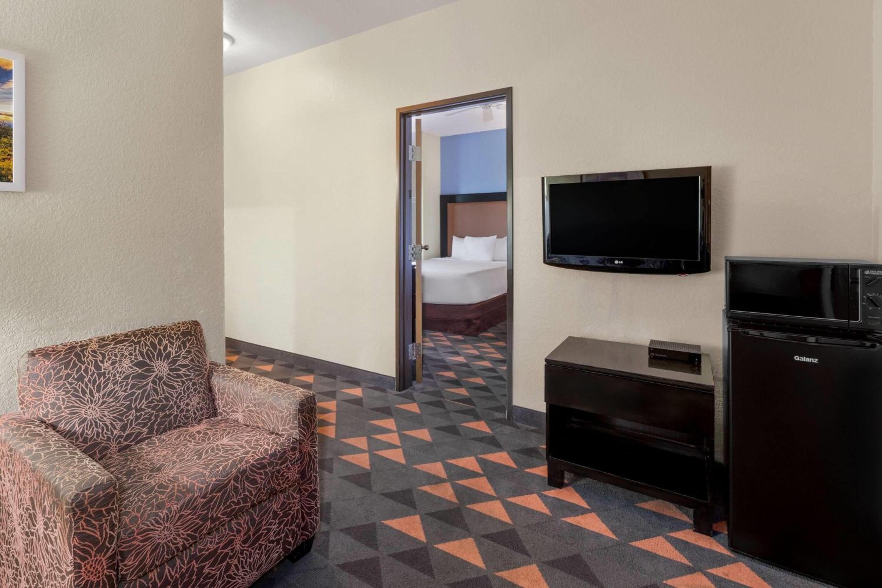 One-Bedroom Queen with Balcony and Bridge View - Non-Smoking