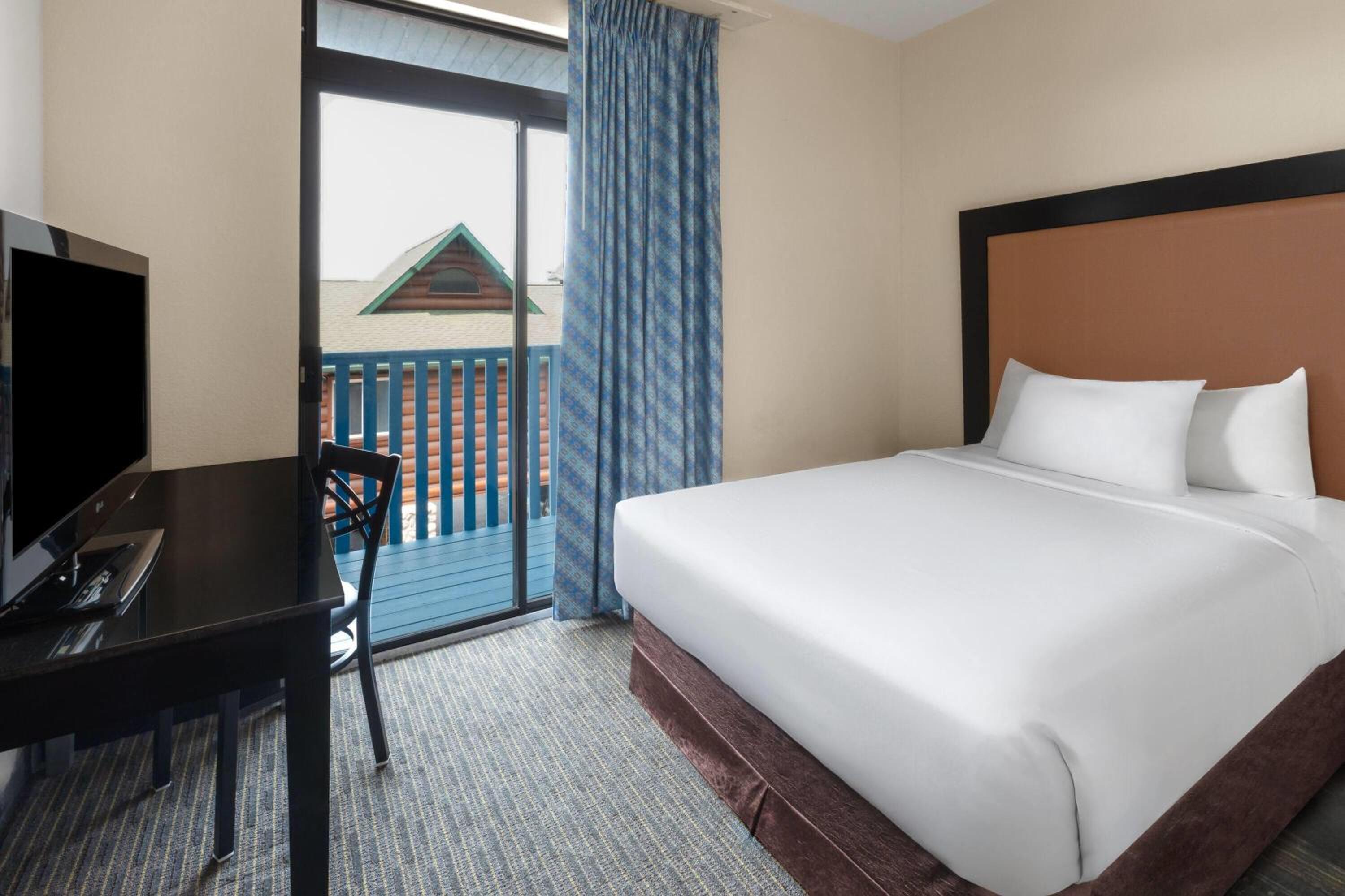Two-Bedroom Suite with Balcony - Non-Smoking - Photo 2
