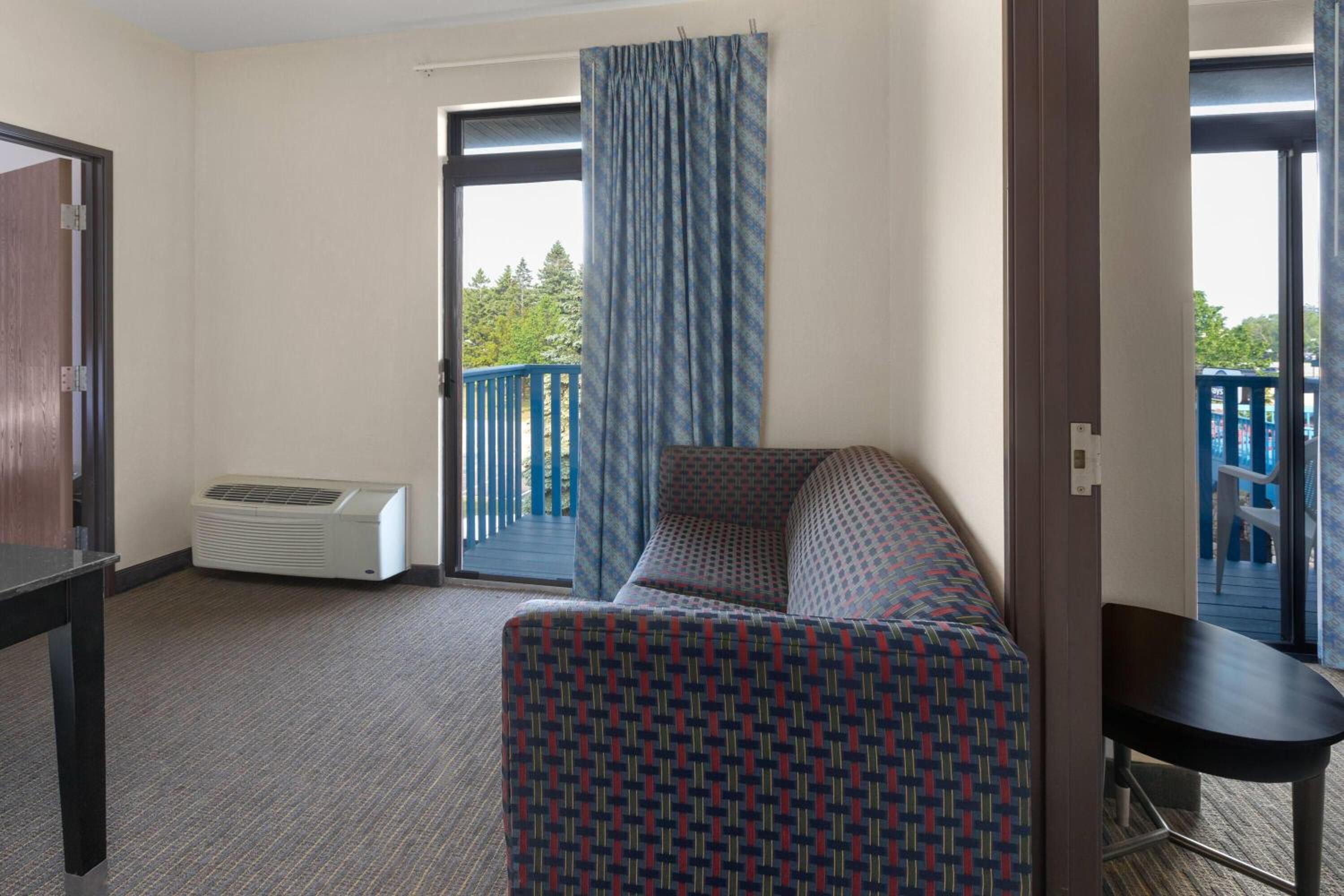 Two-Bedroom Suite with Four Queen Beds and Balcony - Non-Smoking - Photo 2