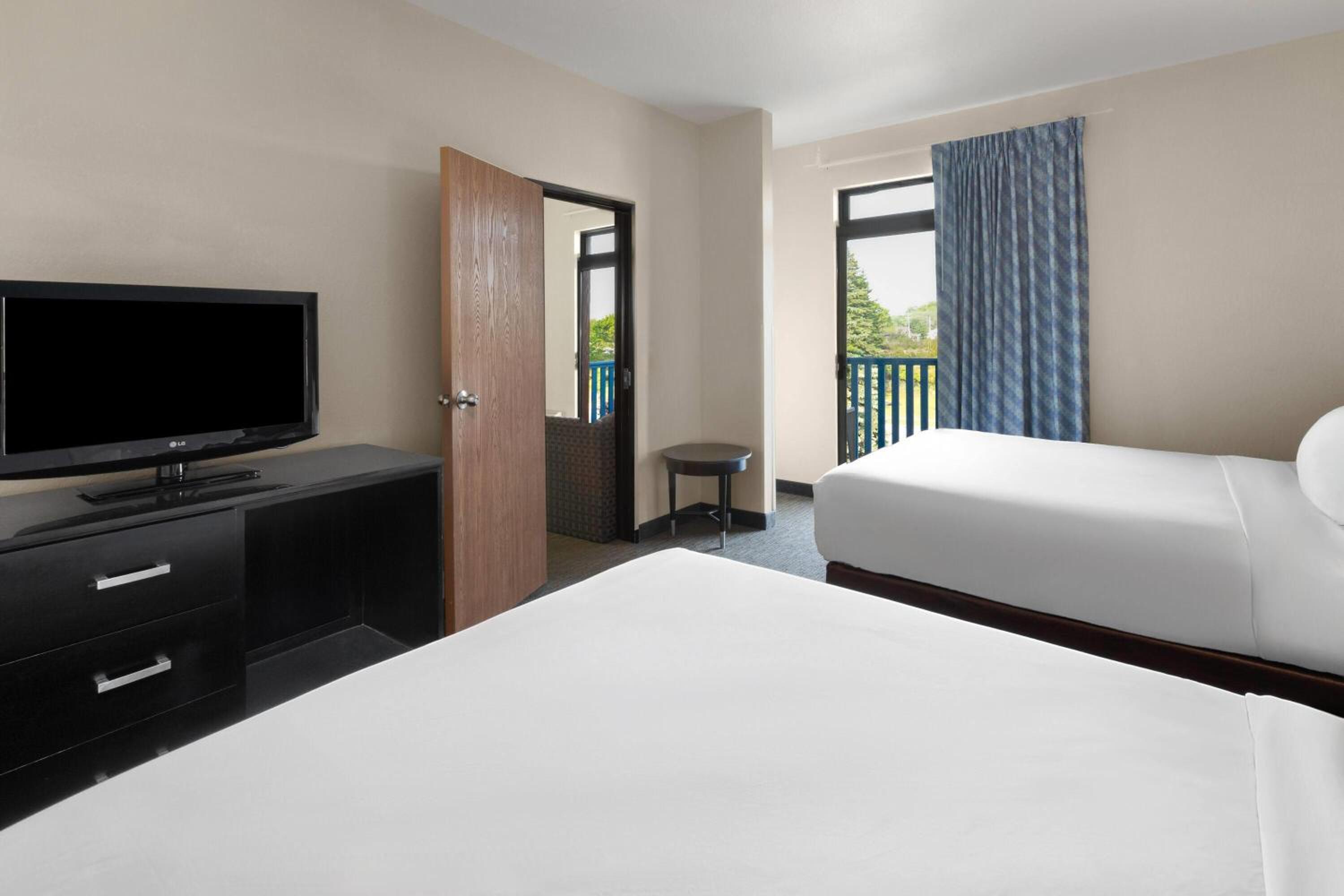 Two-Bedroom Suite with Four Queen Beds and Balcony - Non-Smoking - Photo 3