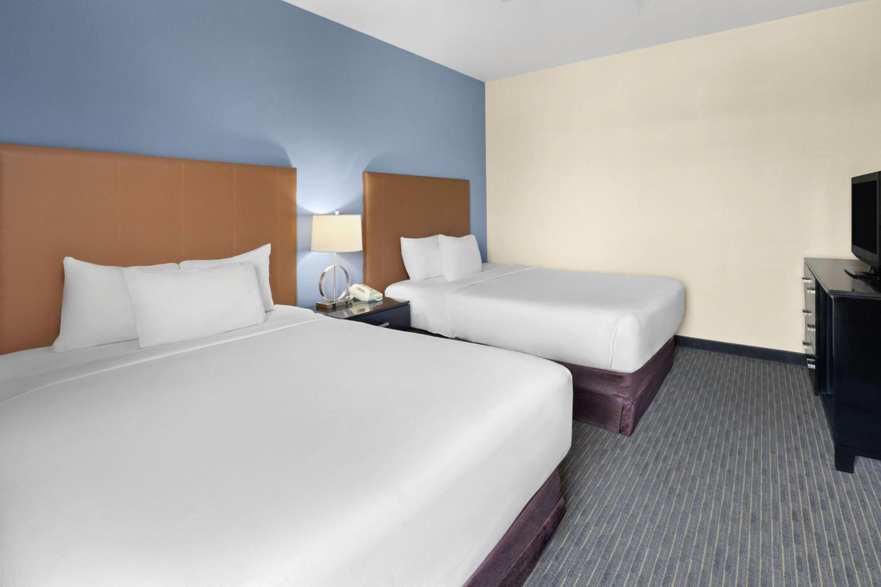 Two-Bedroom Suite with Four Queen Beds and Balcony - Non-Smoking - Photo 4