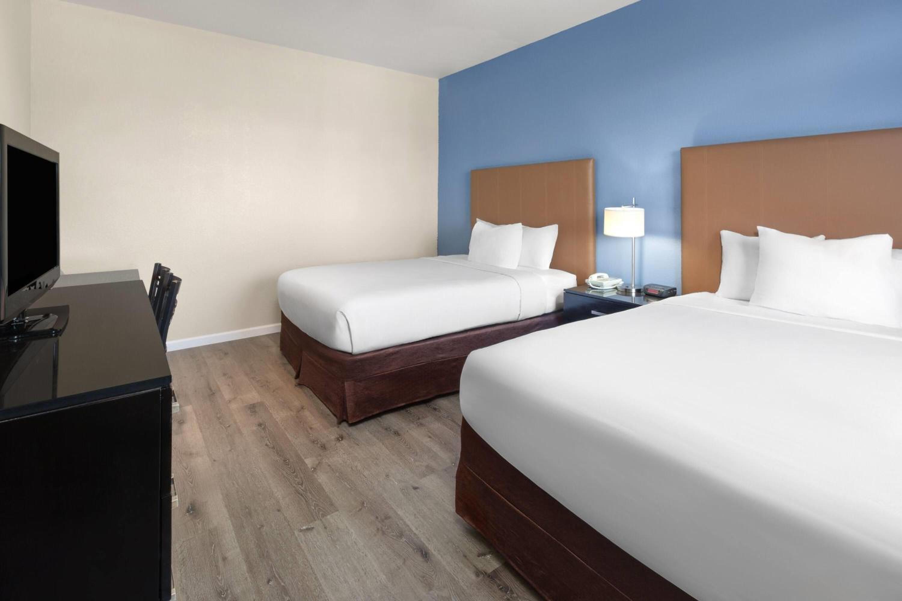 Two-Bedroom Suite with Four Queen Beds and Balcony - Non-Smoking - Photo 5