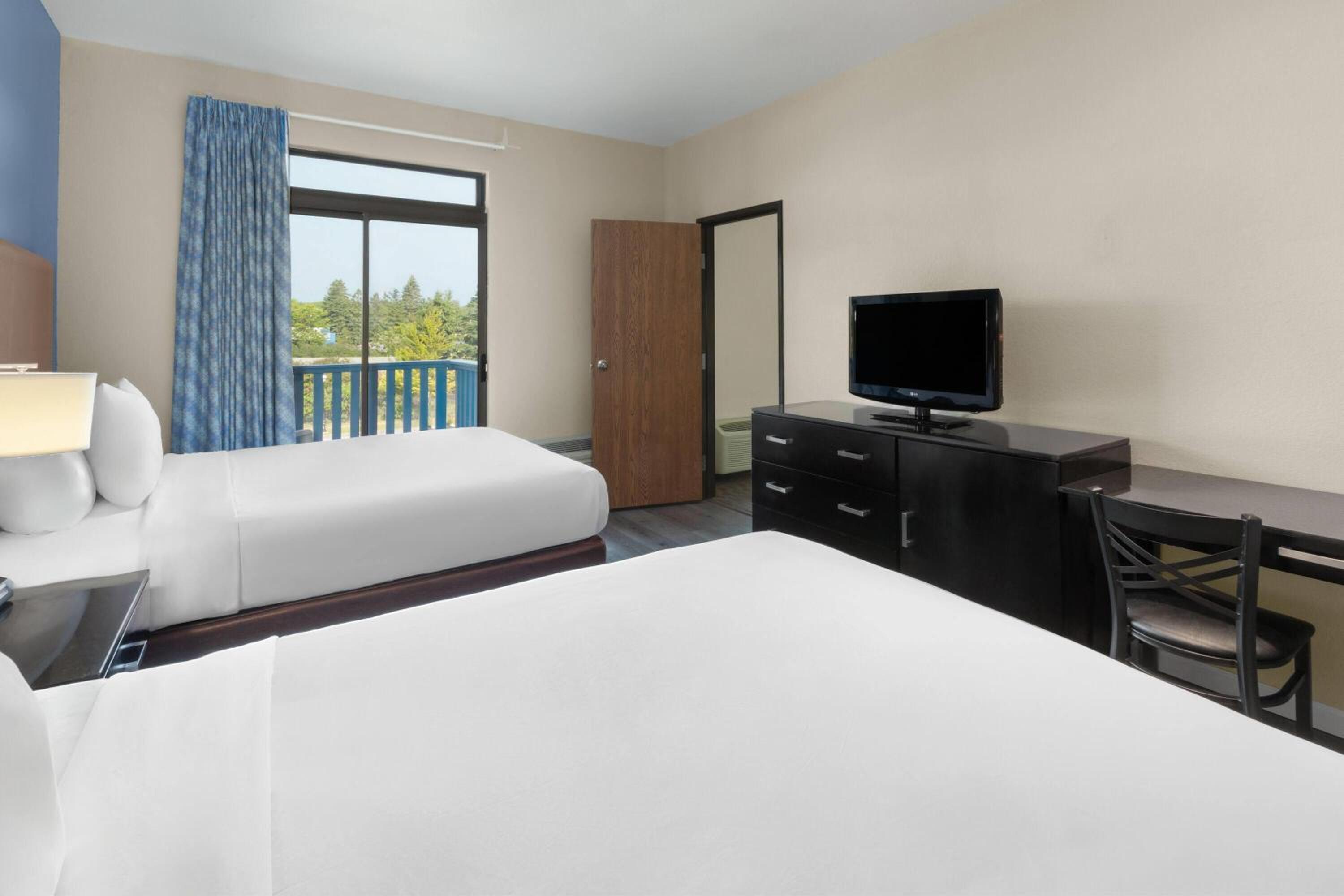 Two-Bedroom Suite with Four Queen Beds and Balcony - Non-Smoking - Photo 7