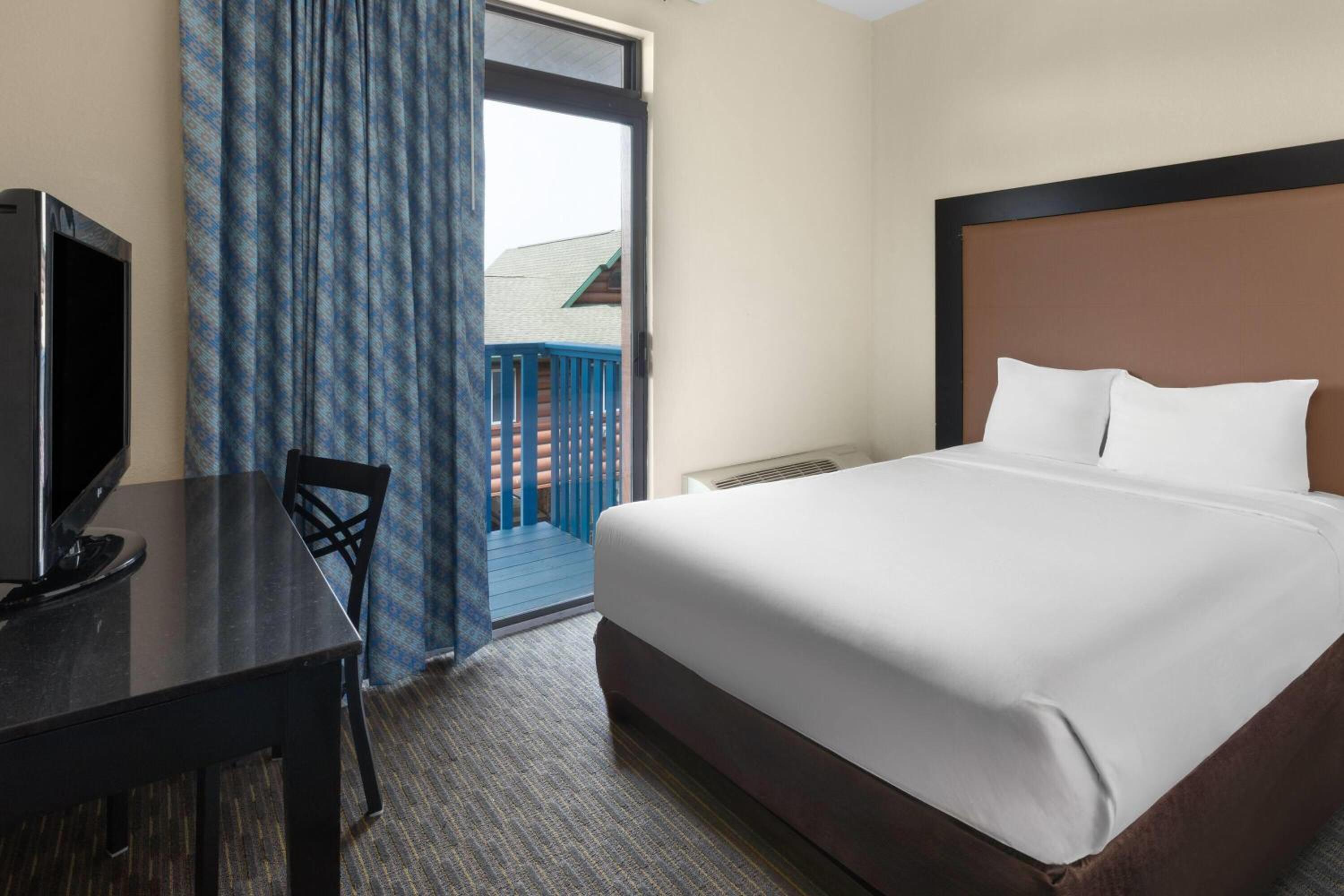 Two-Bedroom Suite with King and Double Bed with Balcony - Non-Smoking - Photo 2