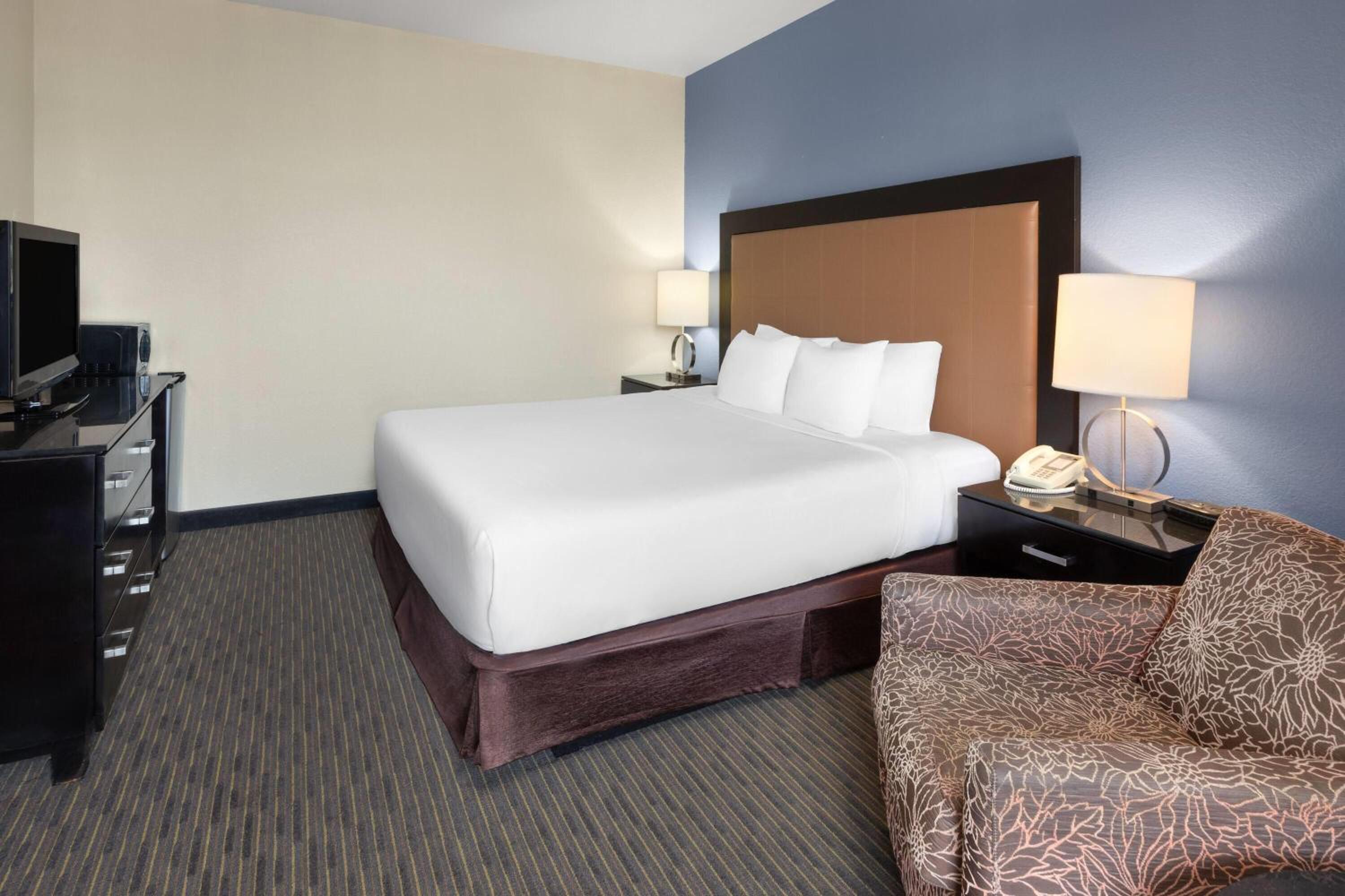 Two-Bedroom Suite with King and Double Bed with Balcony - Non-Smoking - Photo 3