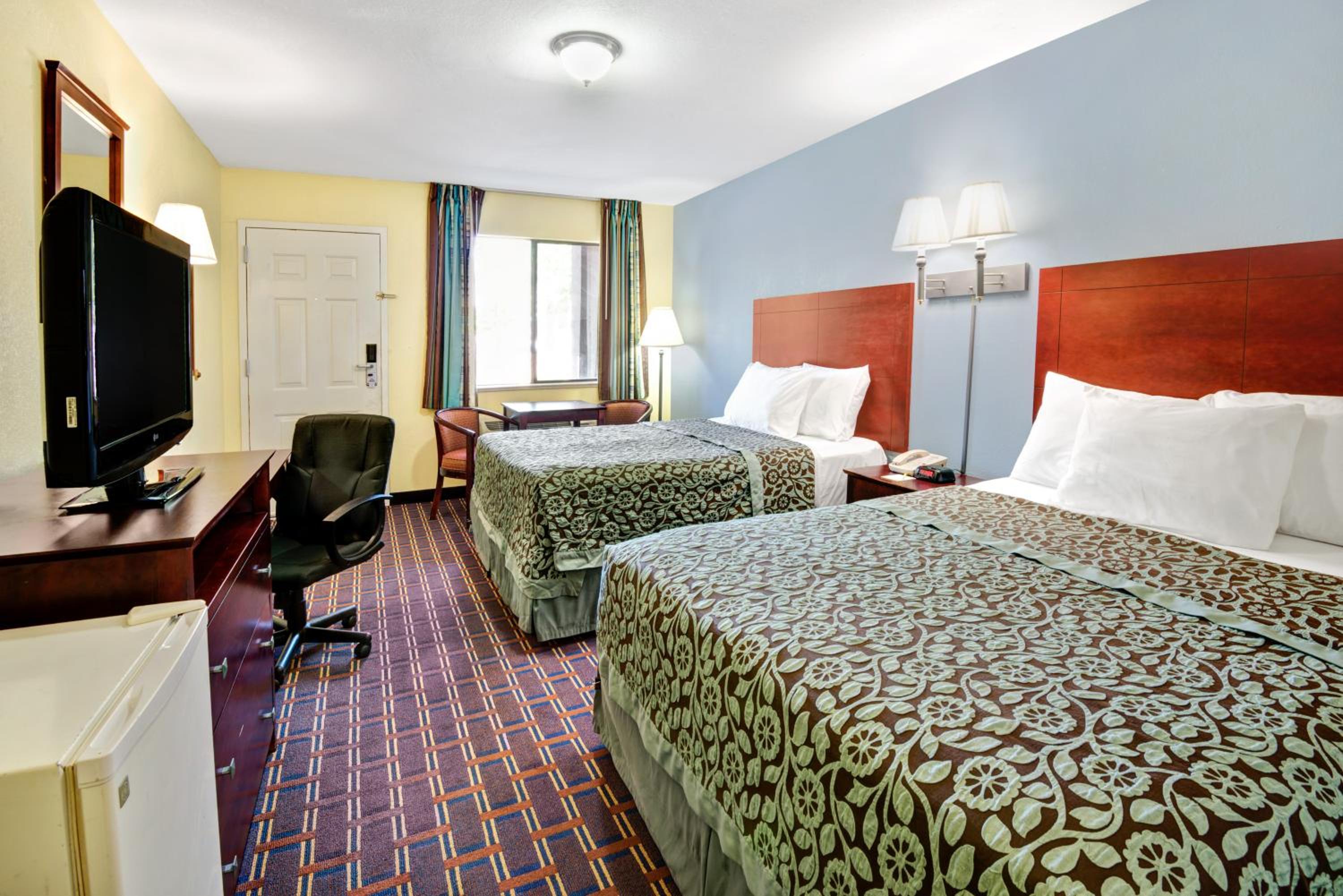 Queen Room with Two Queen Beds - Non-Smoking - Photo 6