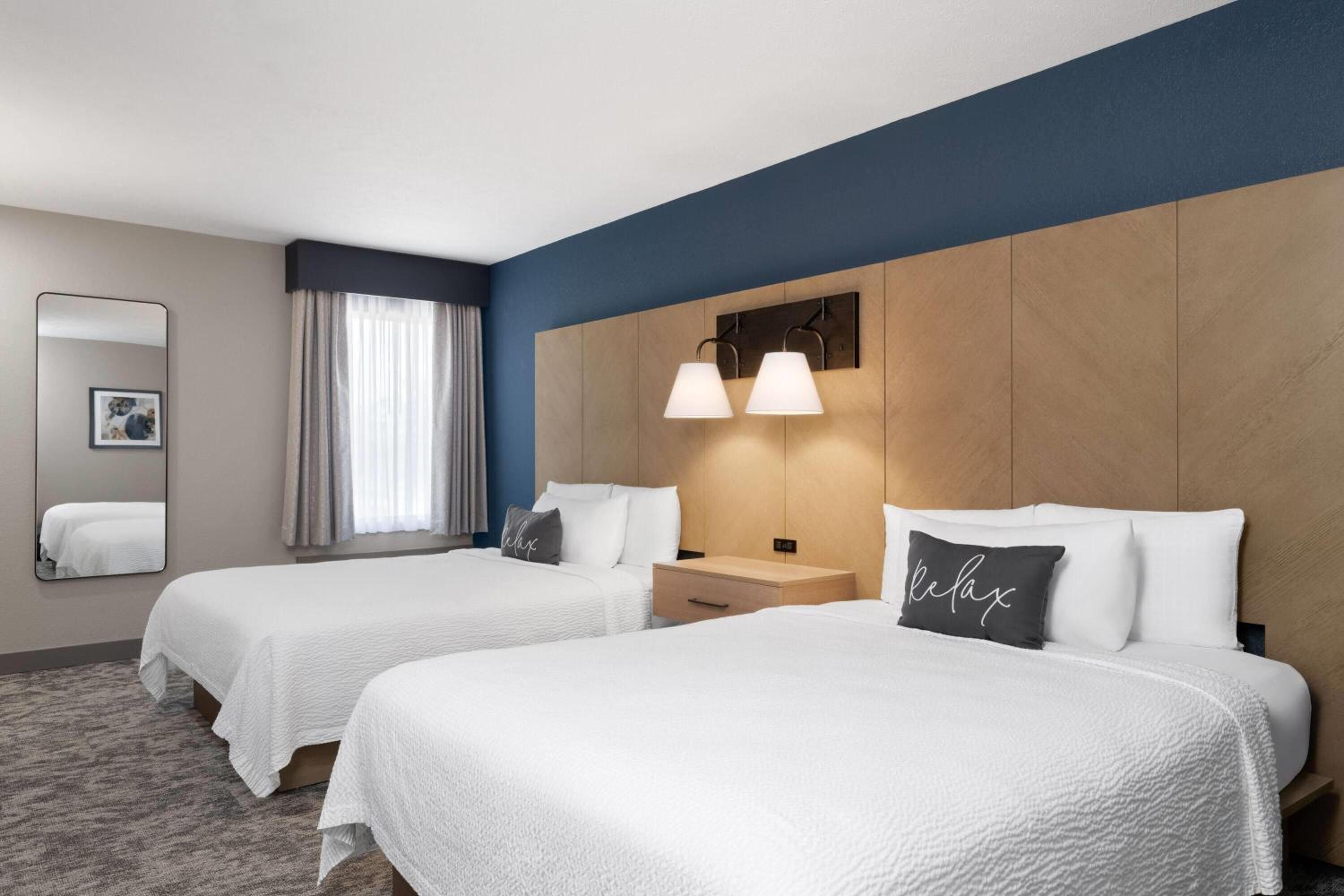 Queen Room with Two Queen Beds - Non-Smoking - Photo 2