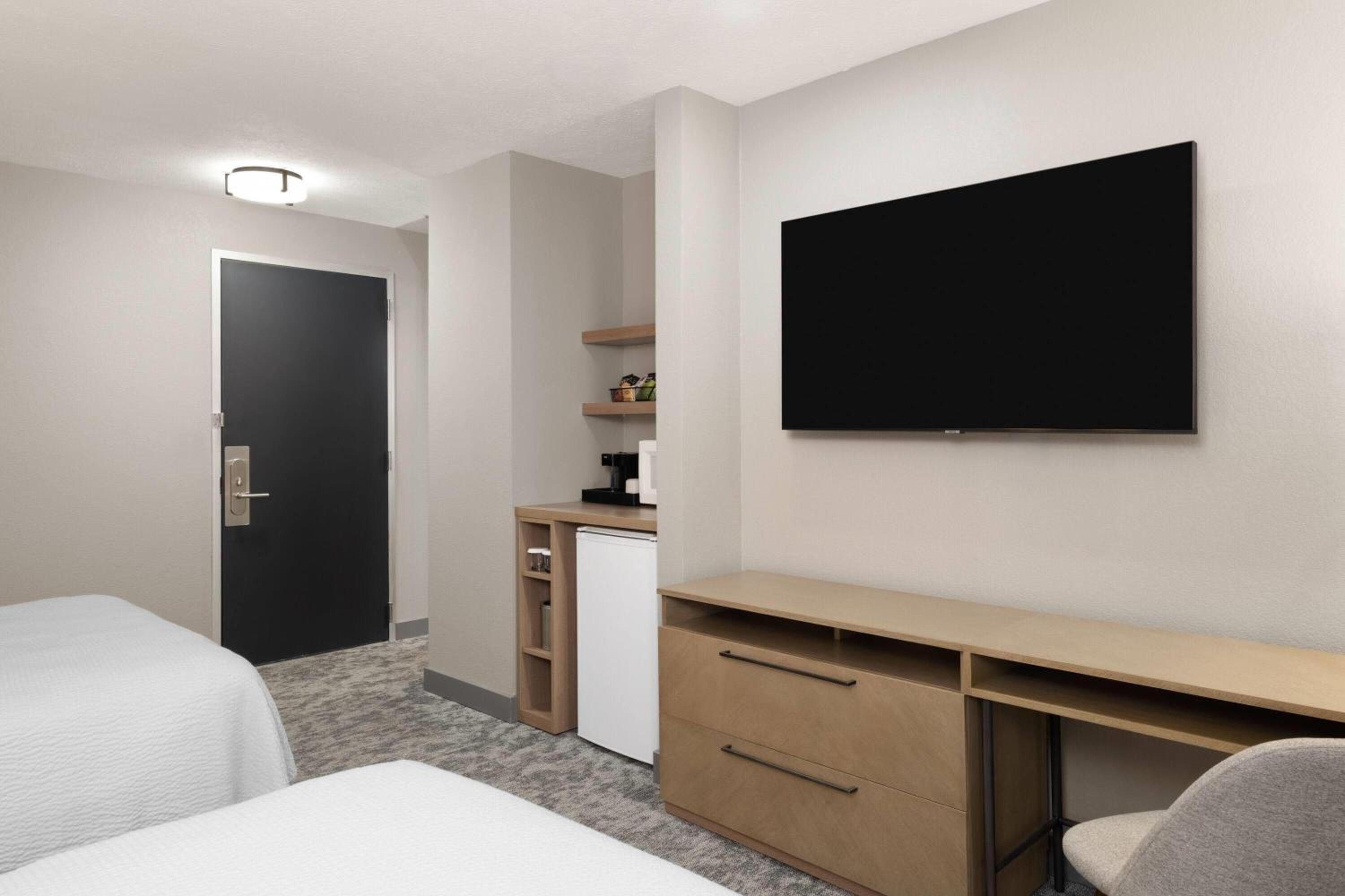 Queen Room with Two Queen Beds - Non-Smoking - Photo 3