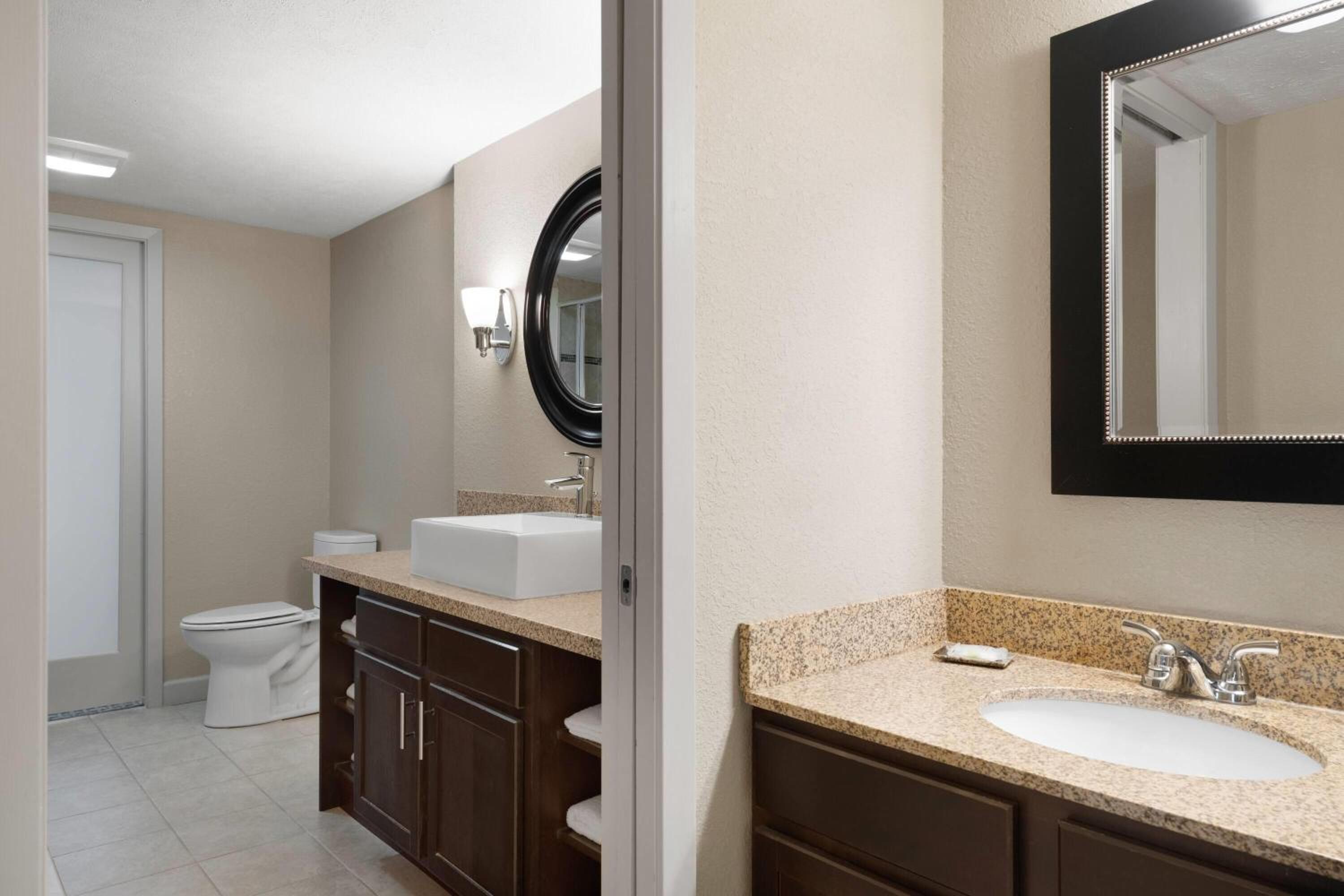 One-Bedroom Luxury King Suite - Non-Smoking - Photo 1