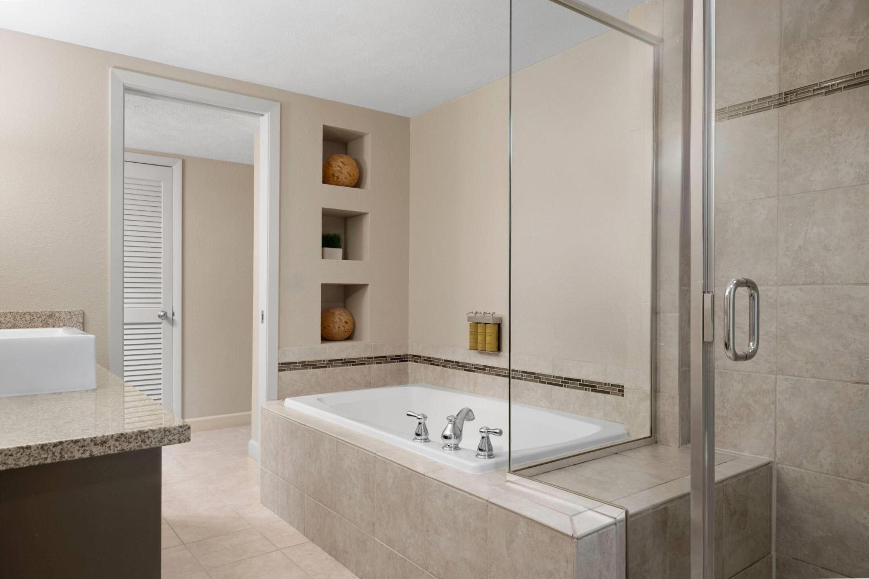 One-Bedroom Luxury King Suite - Non-Smoking - Photo 2