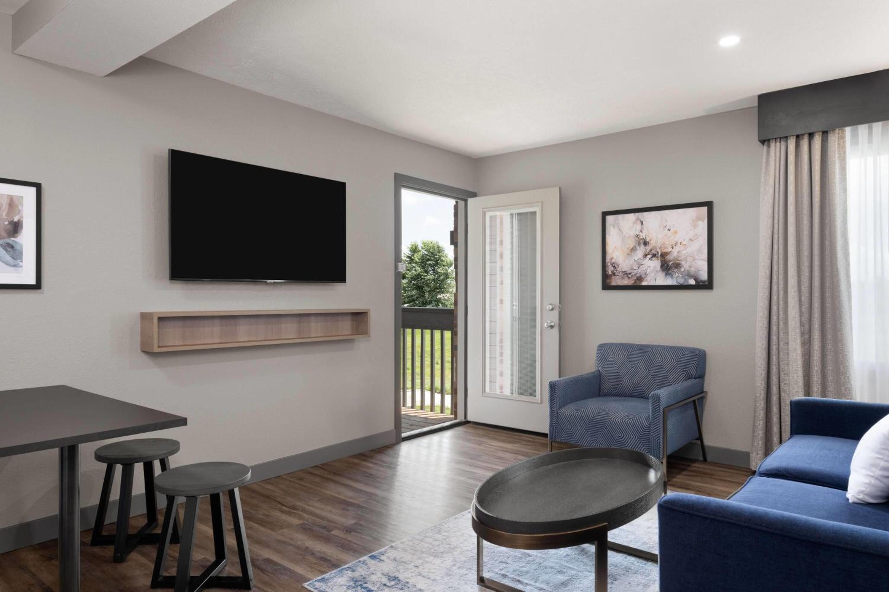 One-Bedroom King Suite - Non-Smoking - Photo 2