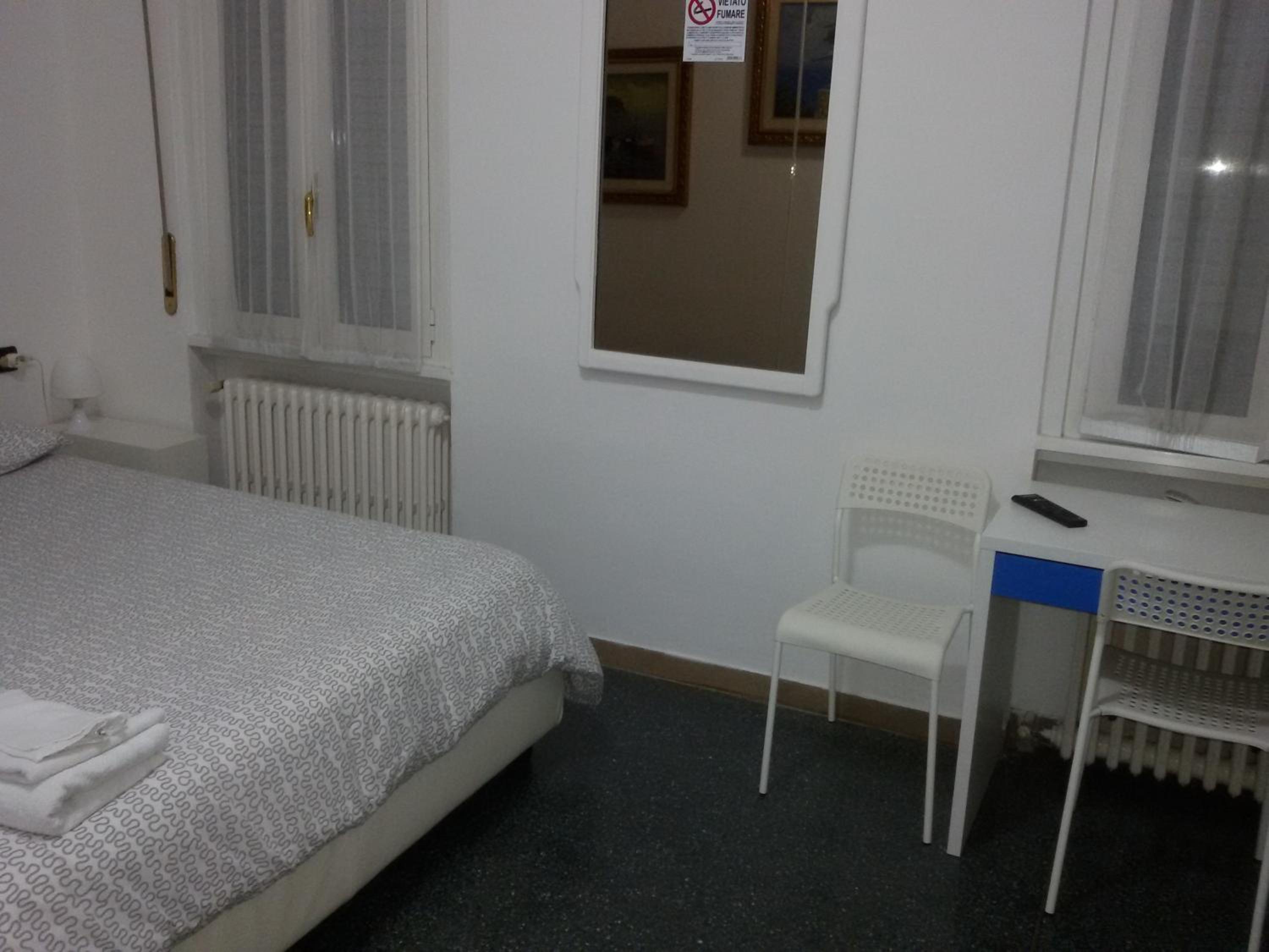 Large Double Room - Photo 37