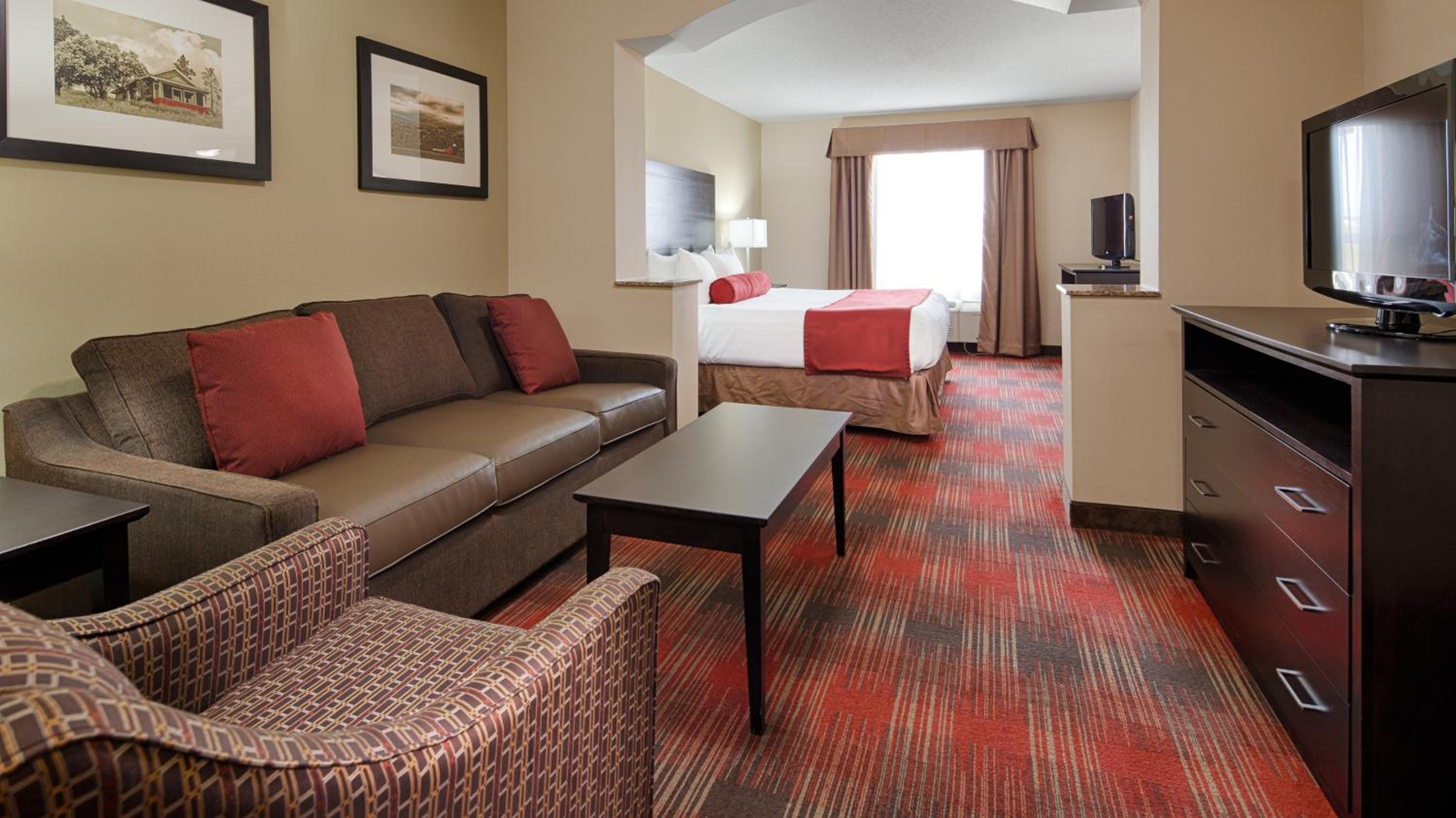 Mini King Suite with Sofa Bed - Non-Smoking - Photo 4