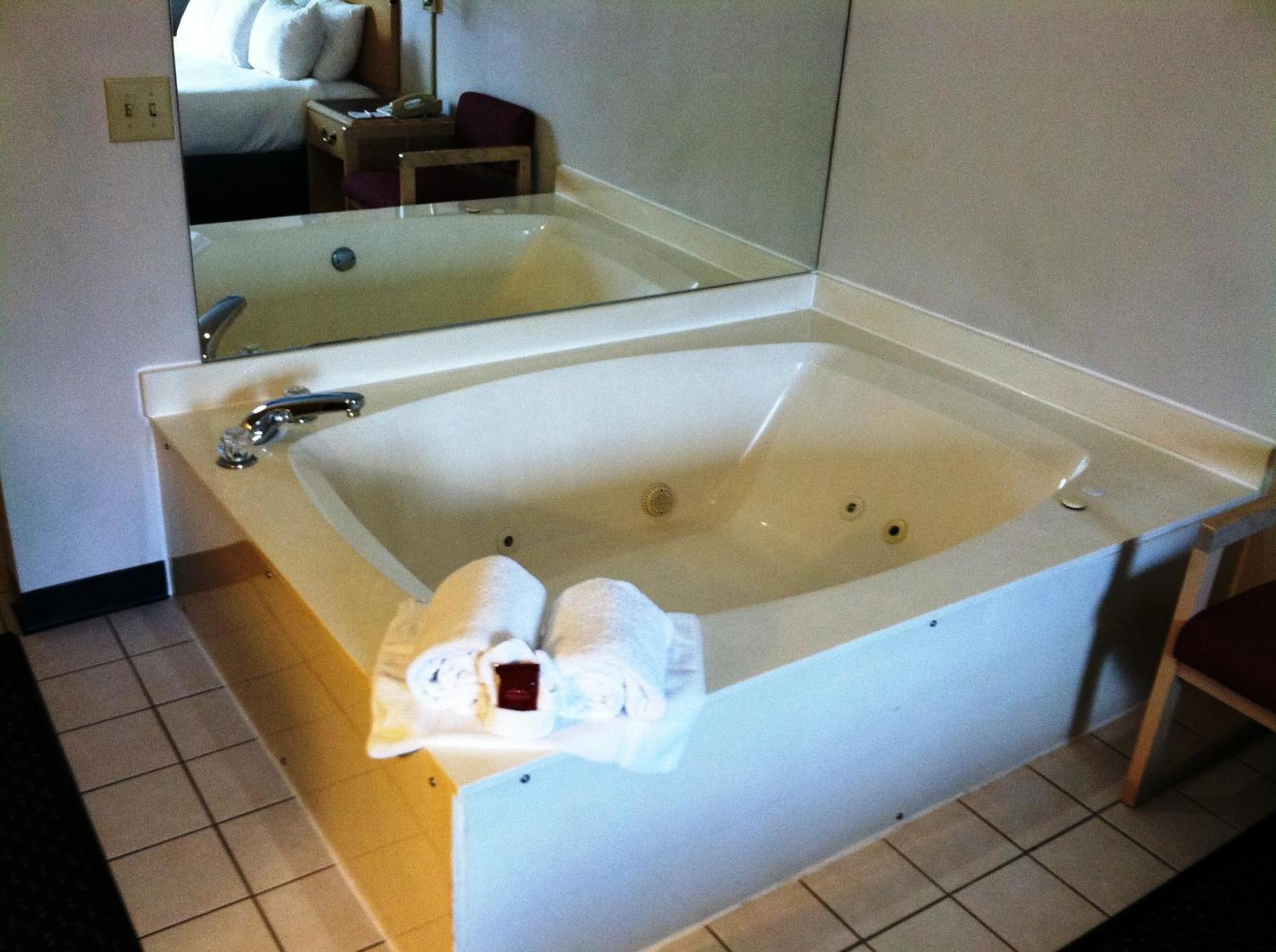 One Bedroom King Suite - Non-Smoking - Photo 4