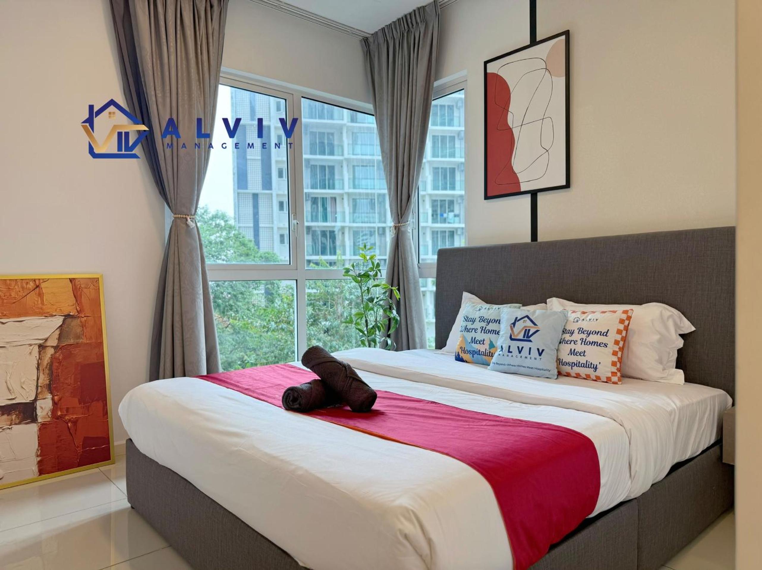Three-Bedroom Apartment with View - Photo 9