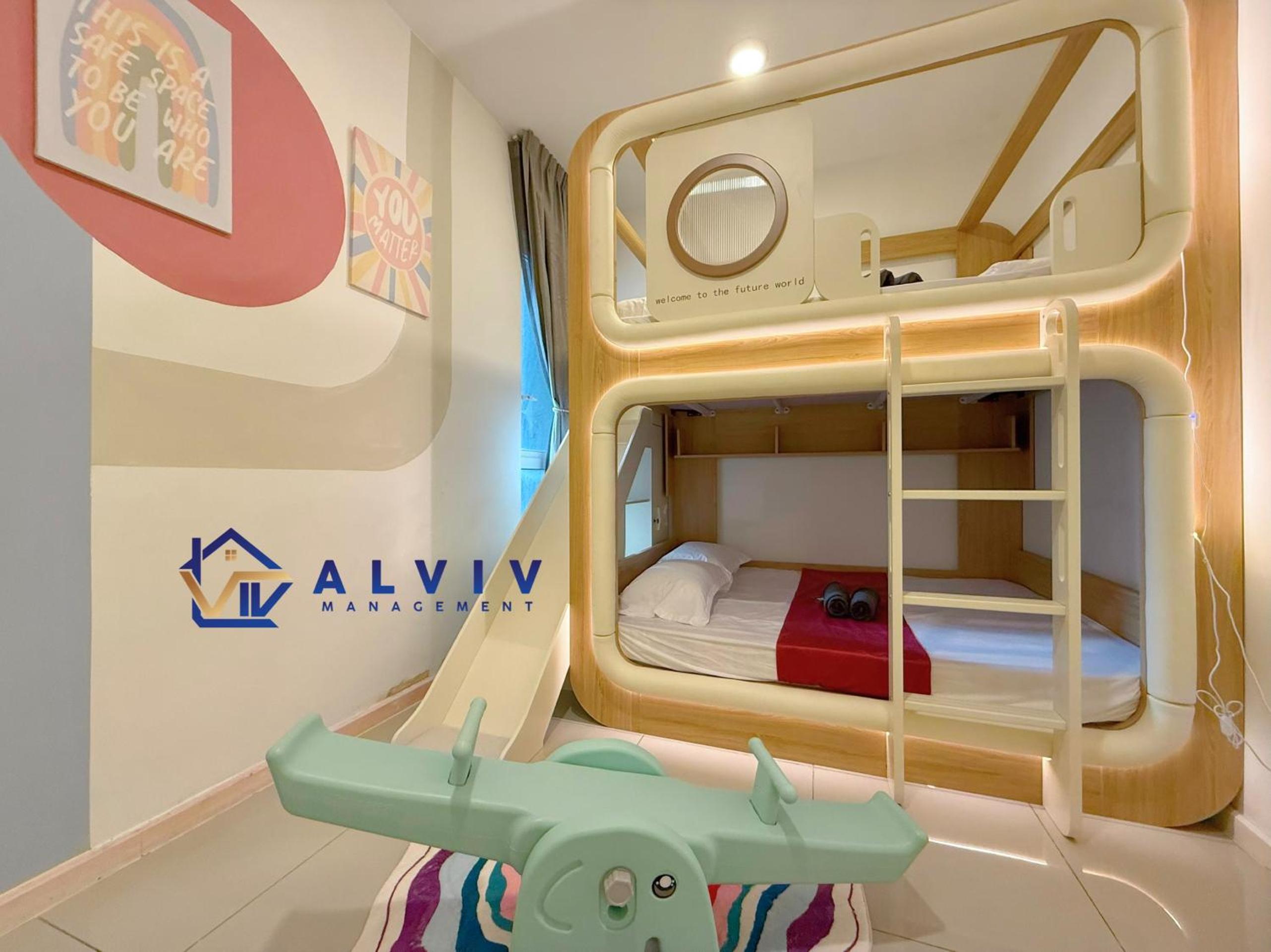 Three-Bedroom Apartment with View - Photo 8