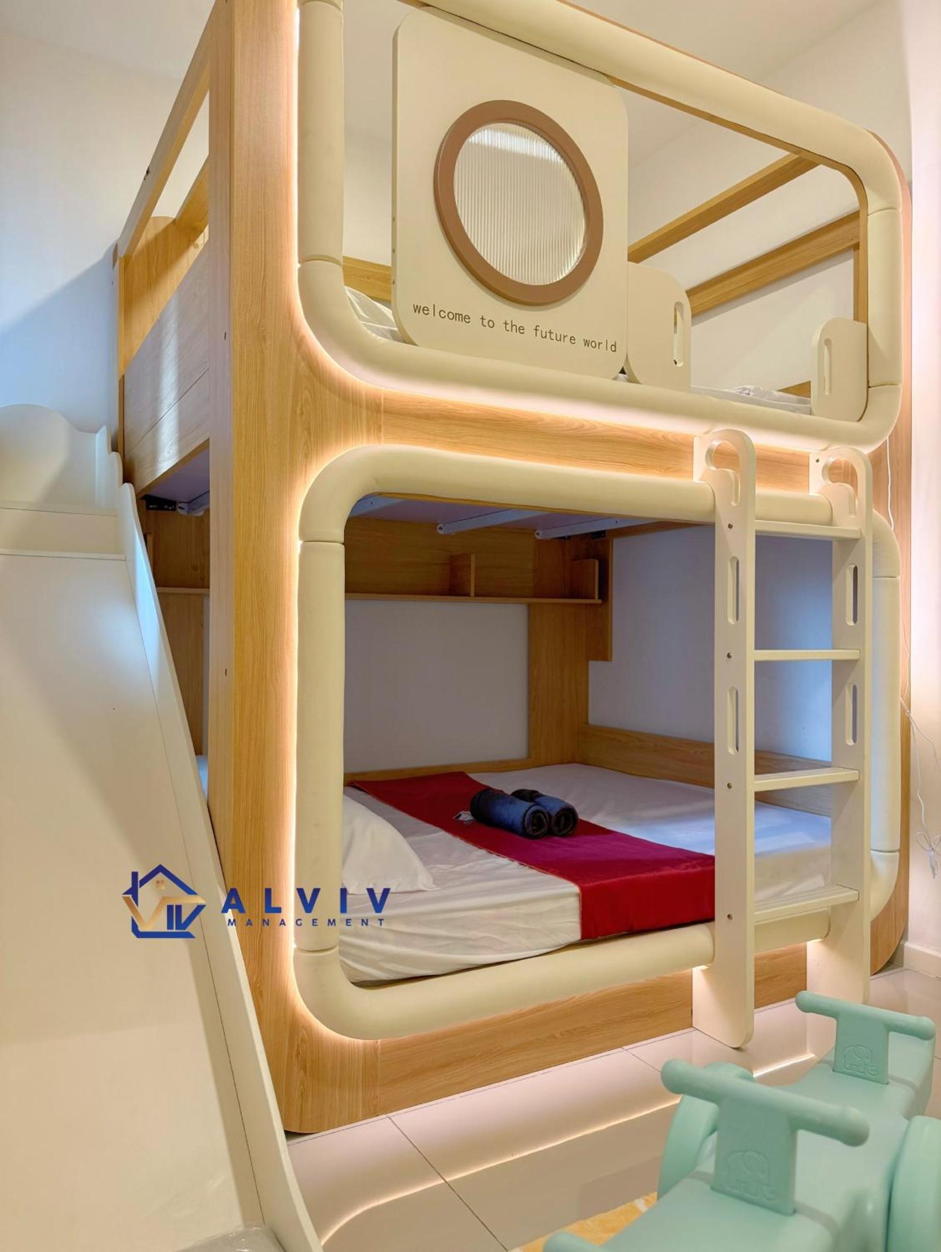 Three-Bedroom Apartment with View - Photo 12