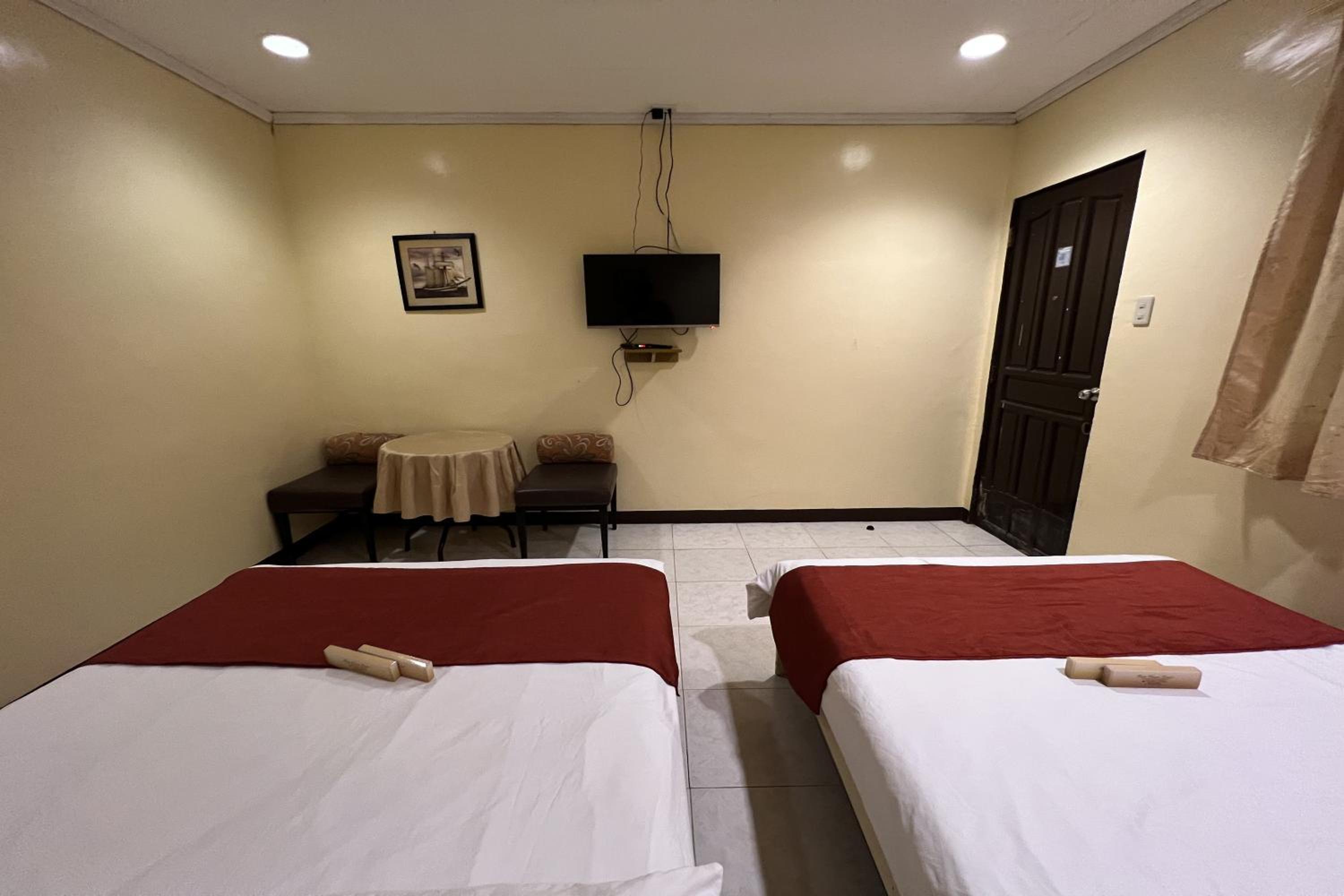 Deluxe Room - Photo 16