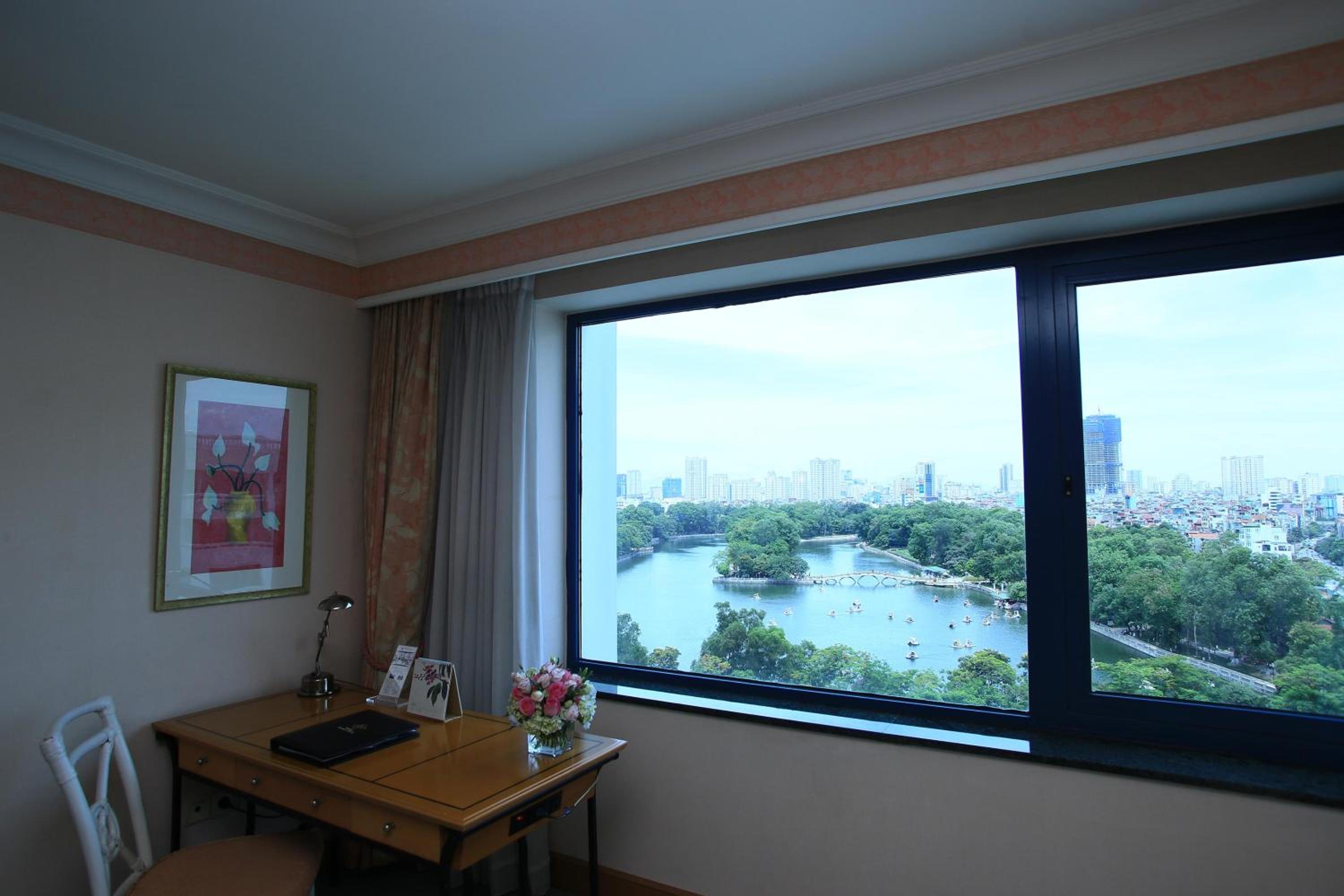 King Suite With Balcony thumbnail 6