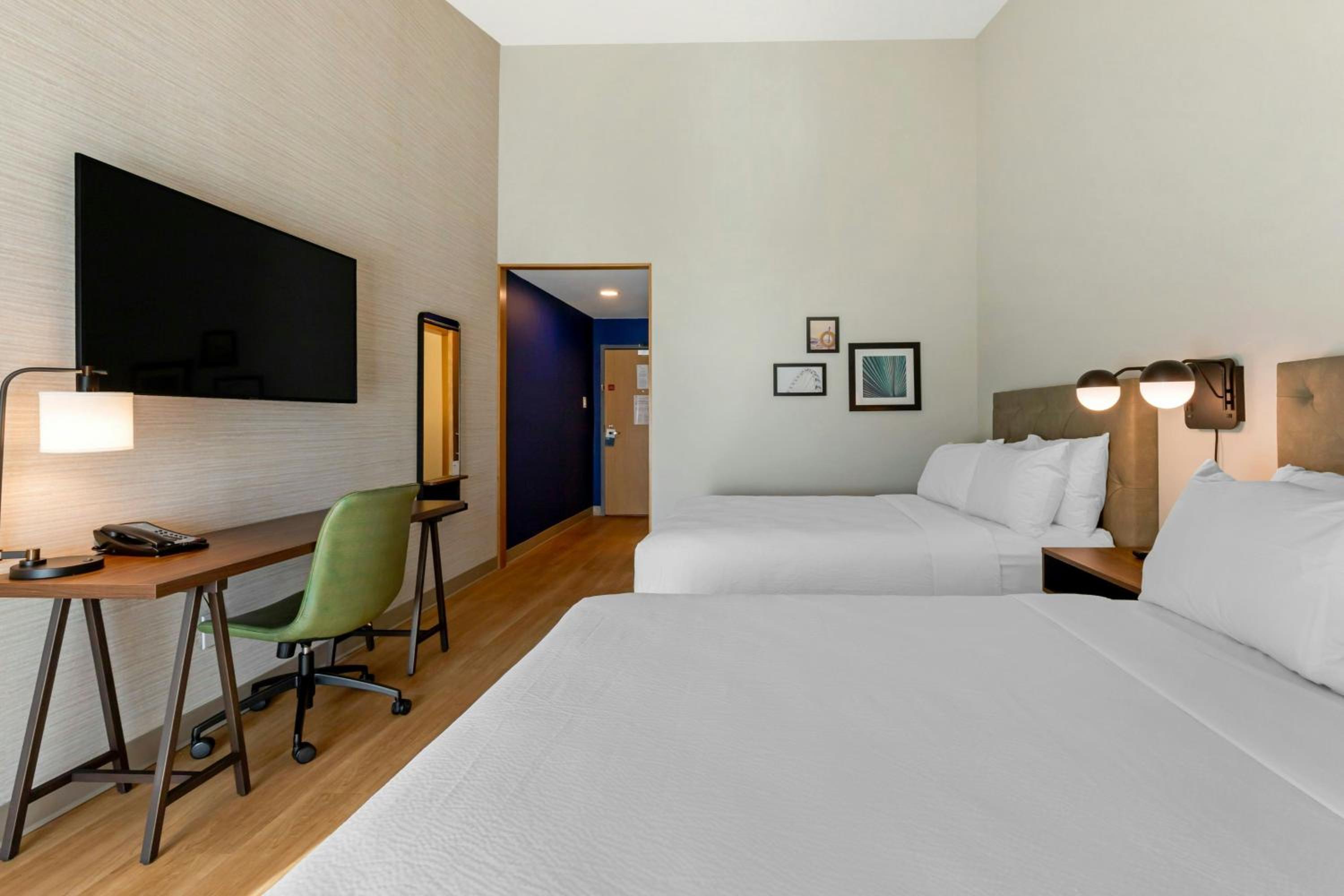 Deluxe Guest room with 2 Queen Bed, River view, Balcony - Photo 2