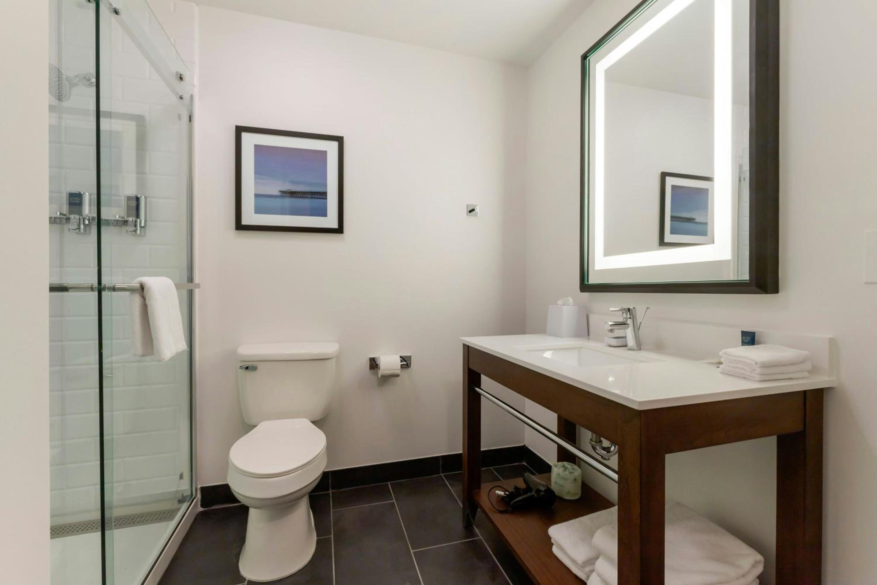 Deluxe Guest room with 1 King bed, River view - Photo 7
