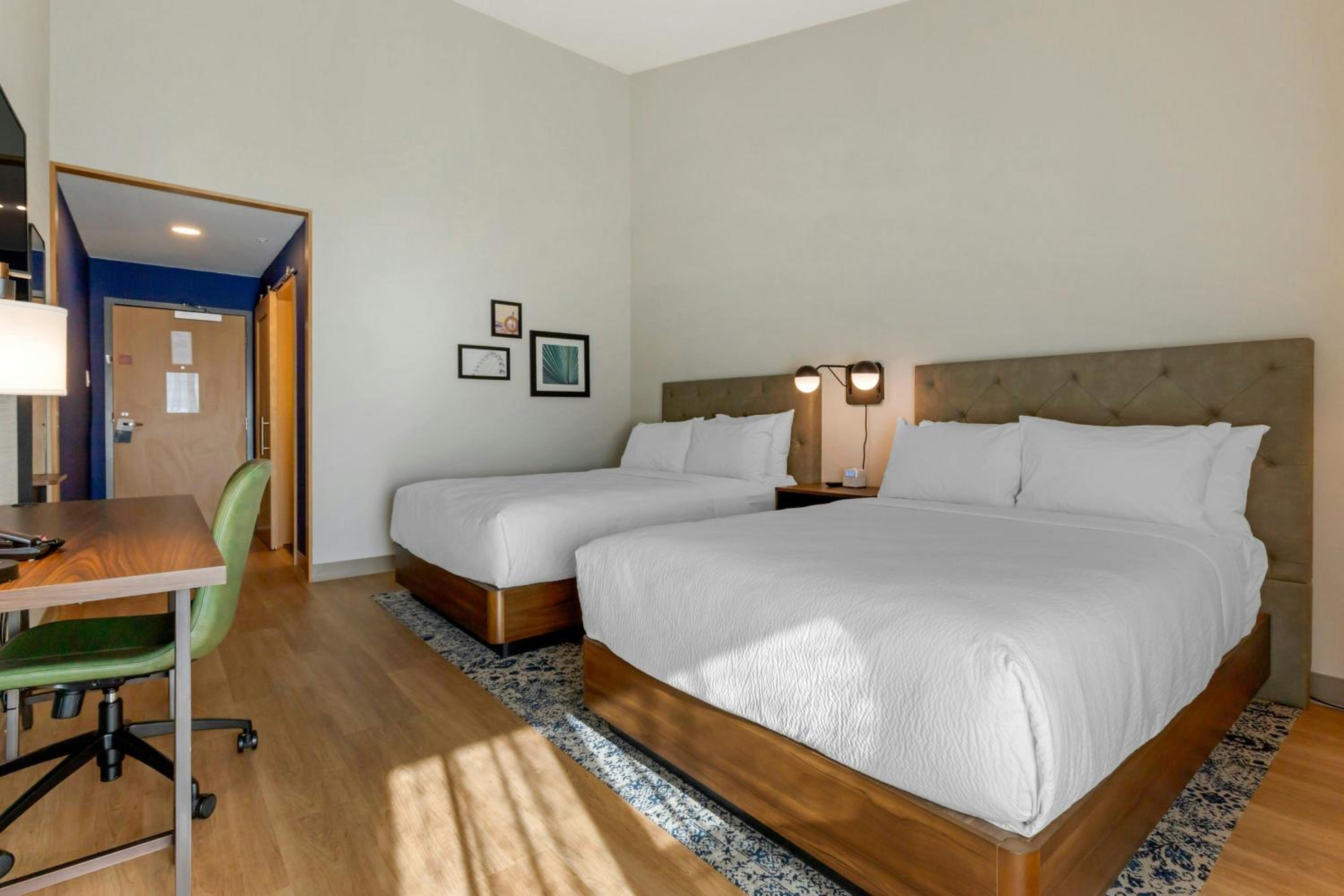 Deluxe Guest room with 2 Queen Bed, River view, Balcony - Photo 1