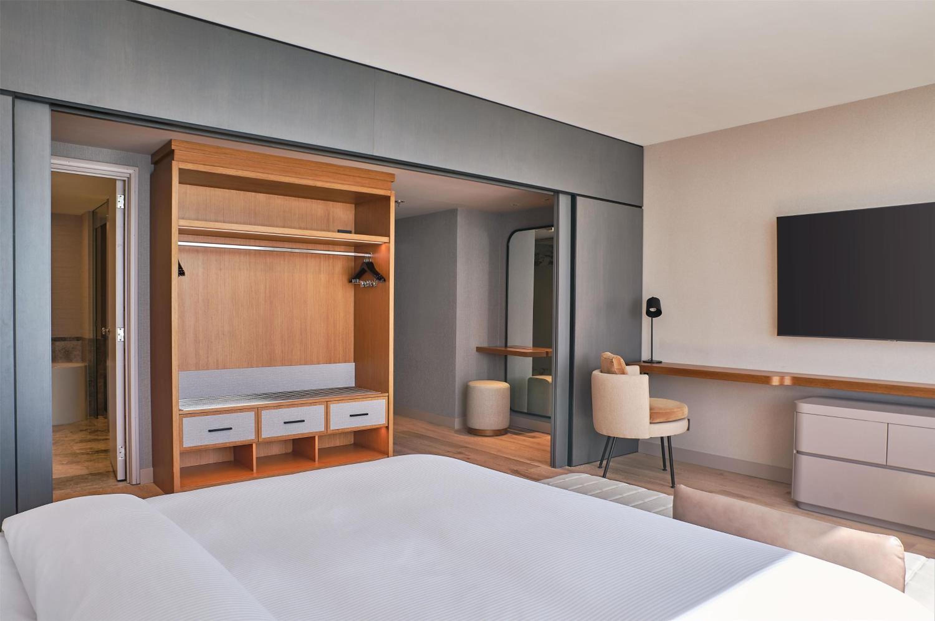 One-Bedroom Executive King Suite thumbnail 5