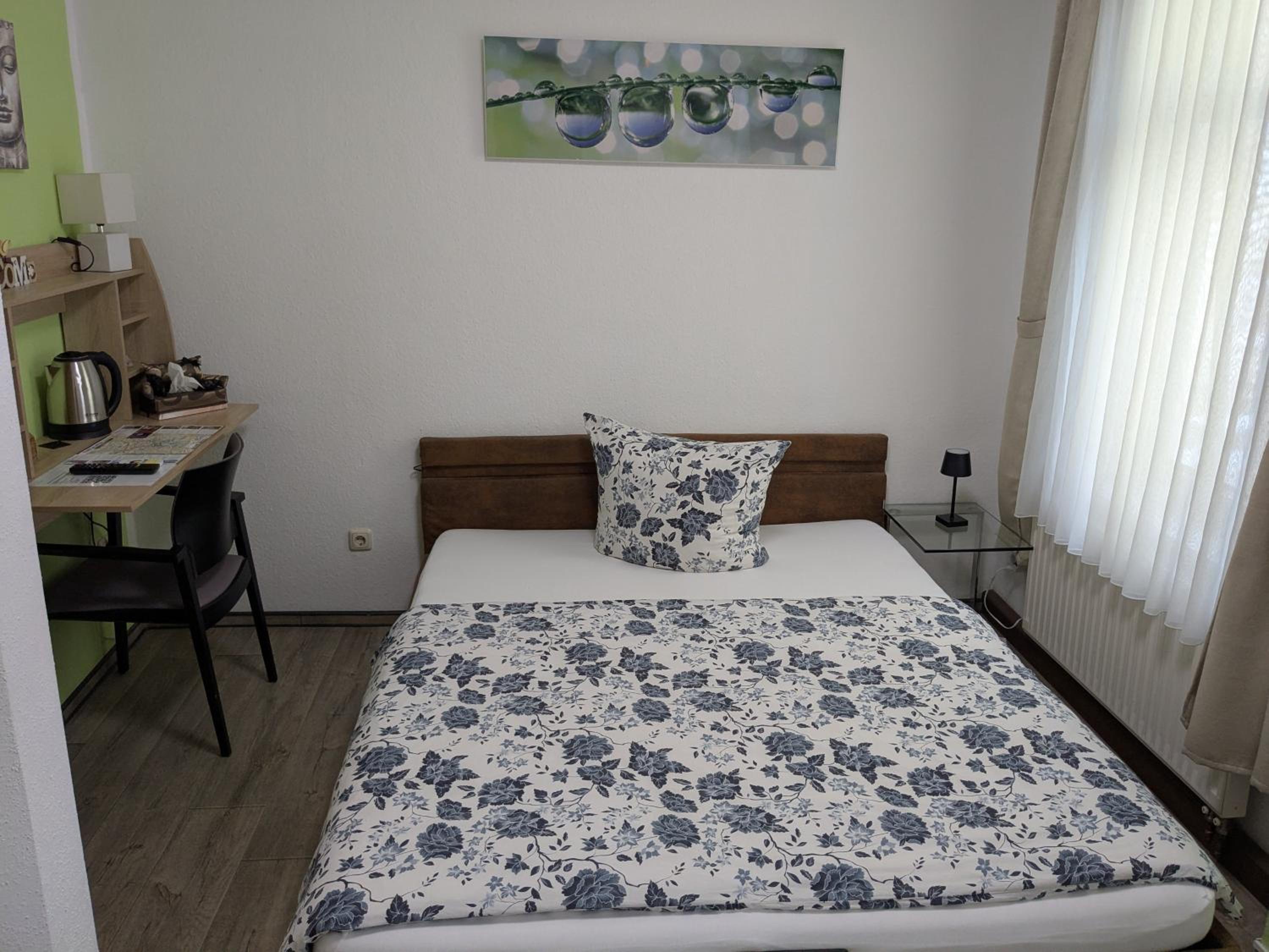 Single Room with Bathroom photo 2