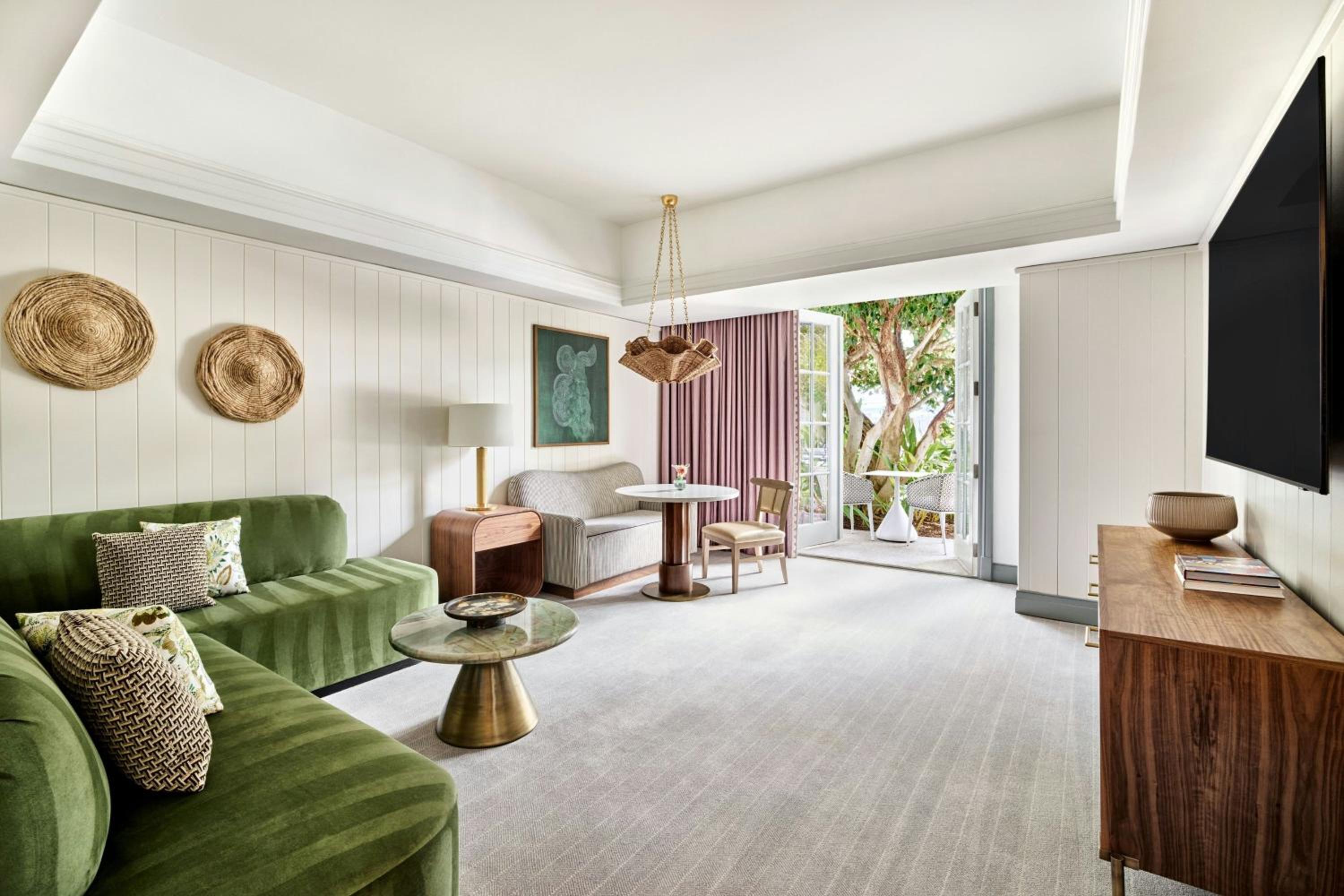 Executive Suite, 1 King, Sofa bed, Garden view (Mobility Accessible w/ Tub)