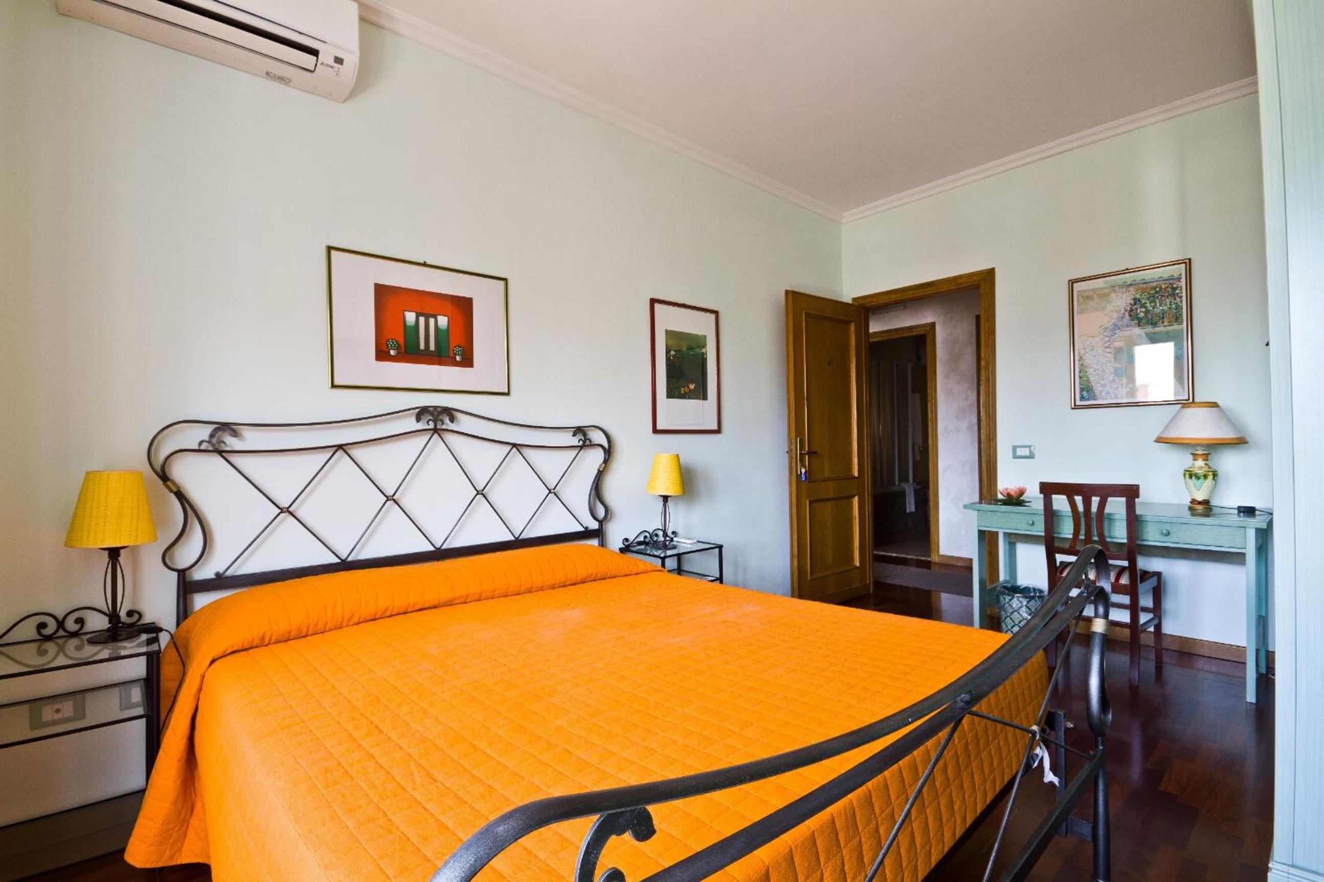 Double Room with Private External Bathroom photo 2