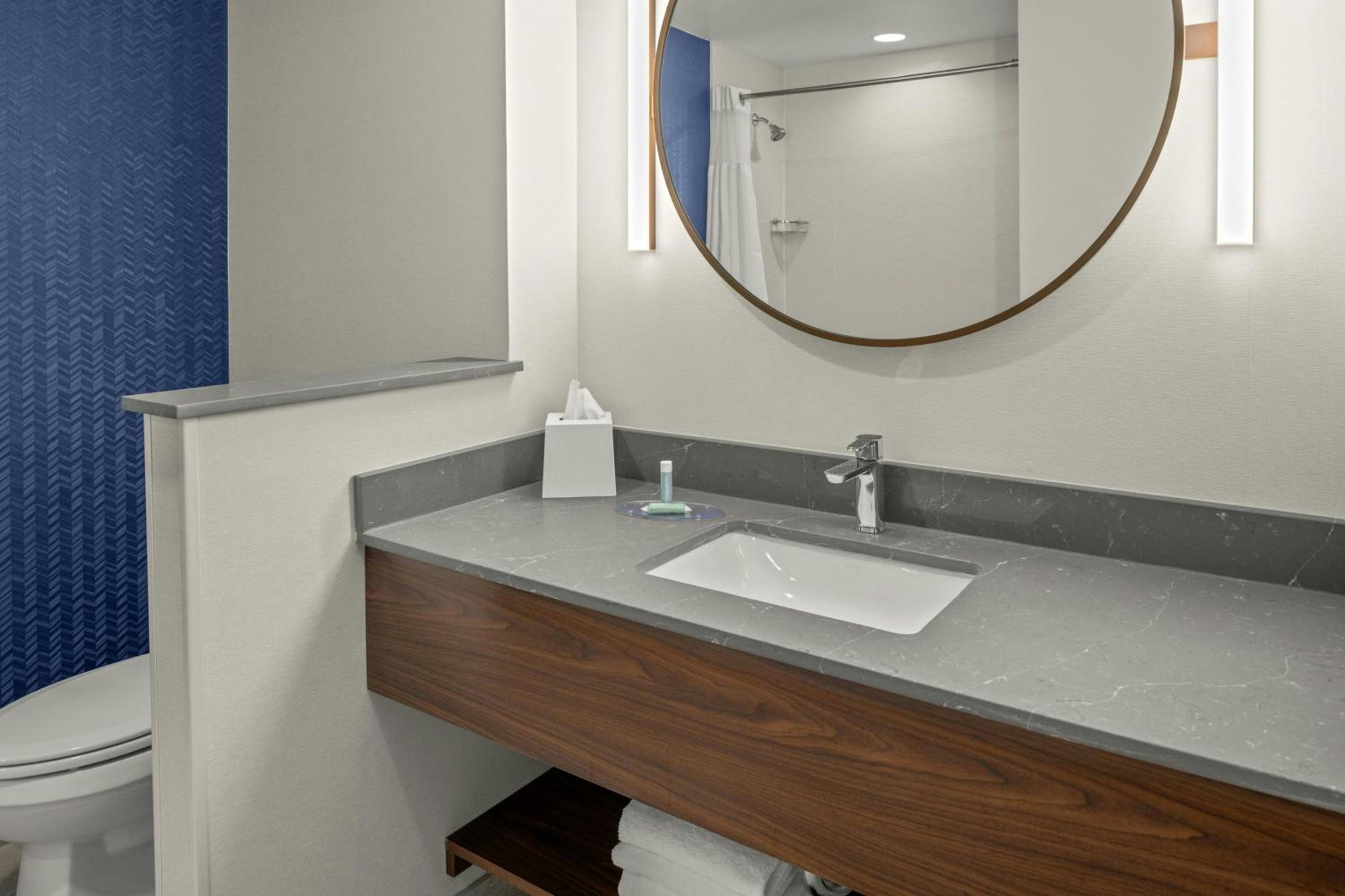 Standard King Room - Hearing Accessible - Photo 5