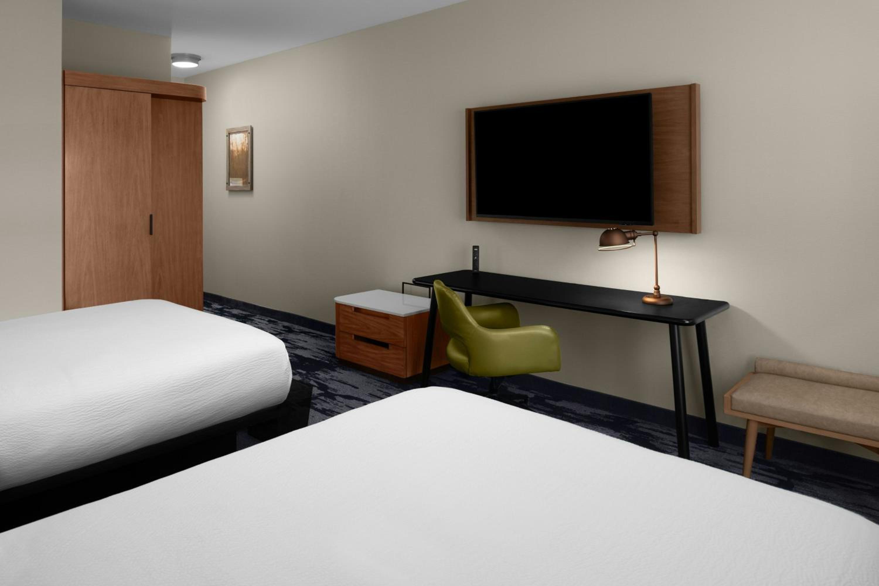 Standard Queen Room with Two Queen Beds - Hearing Accessible - Photo 2
