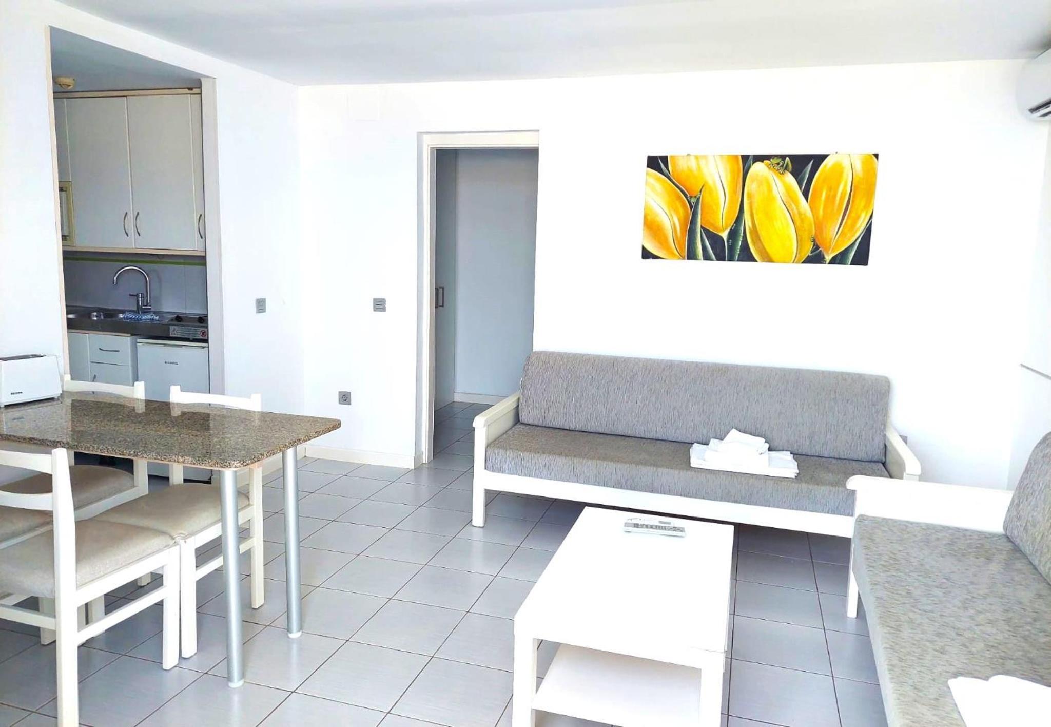 Classic Two bedroom apartment with balcony, sea view and AC thumbnail 5