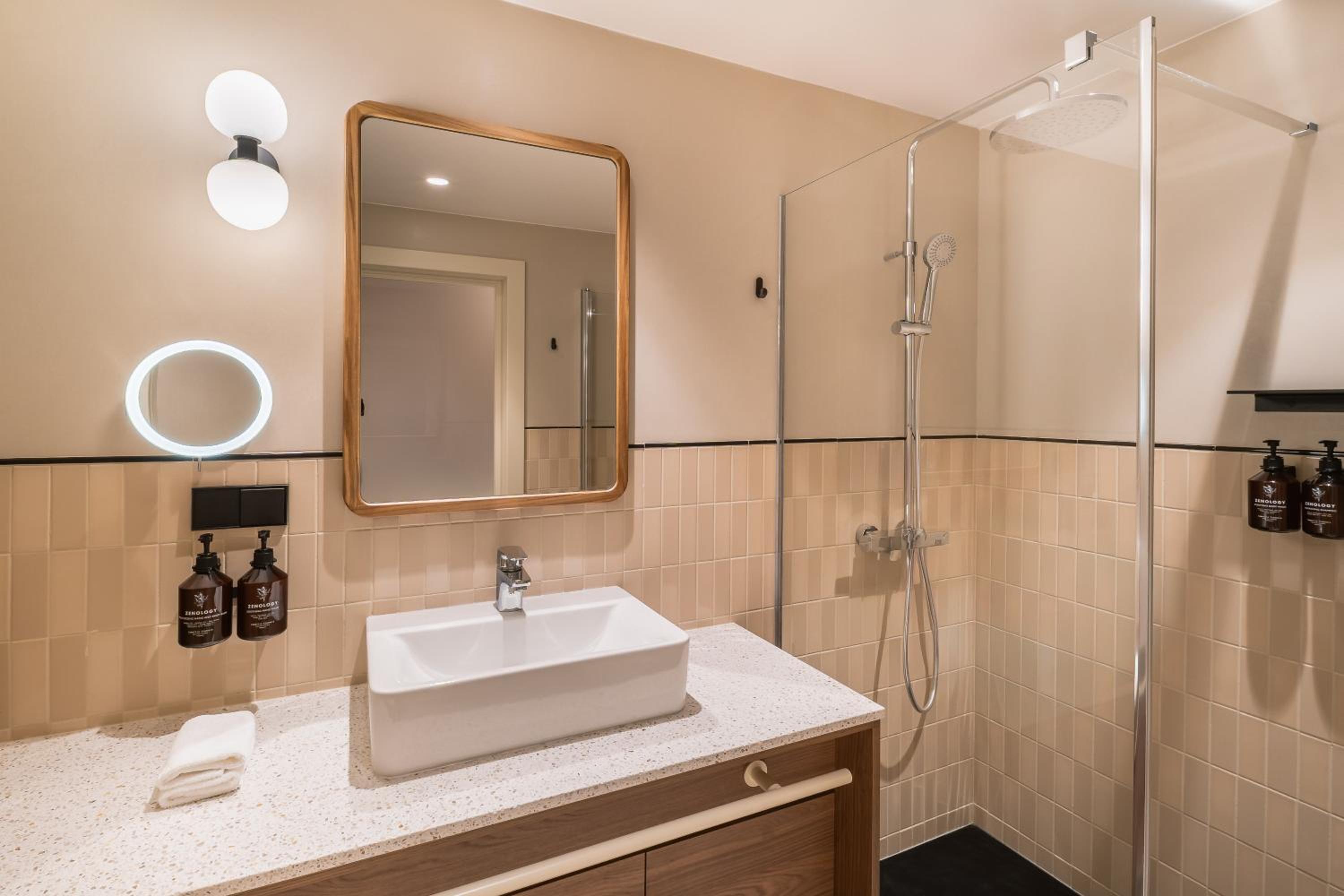 Deluxe Double Room with One Double Bed and 2 Adults Occupancy (Non Smoking) thumbnail 5