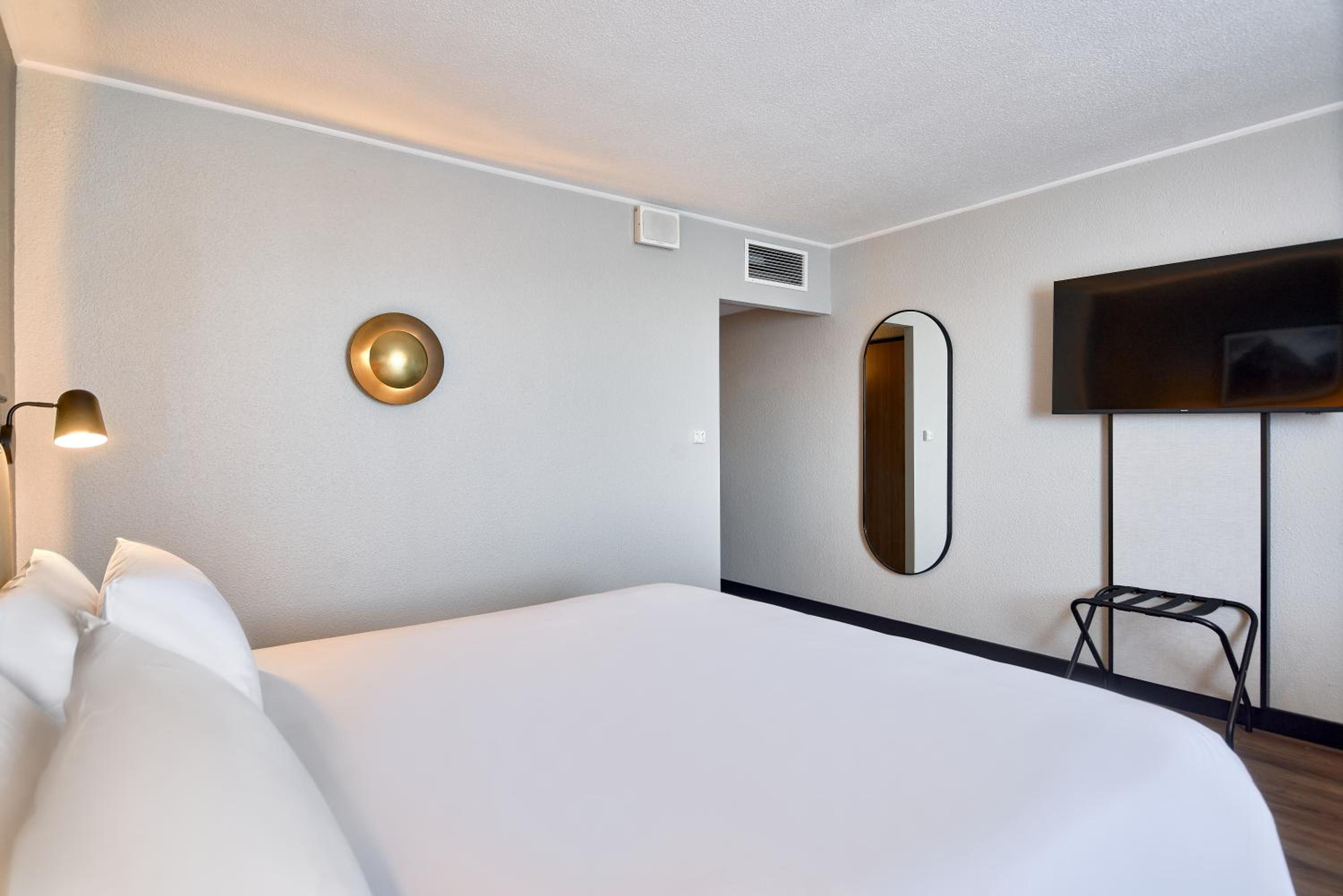Superior Room - 1 King Bed - Photo 8