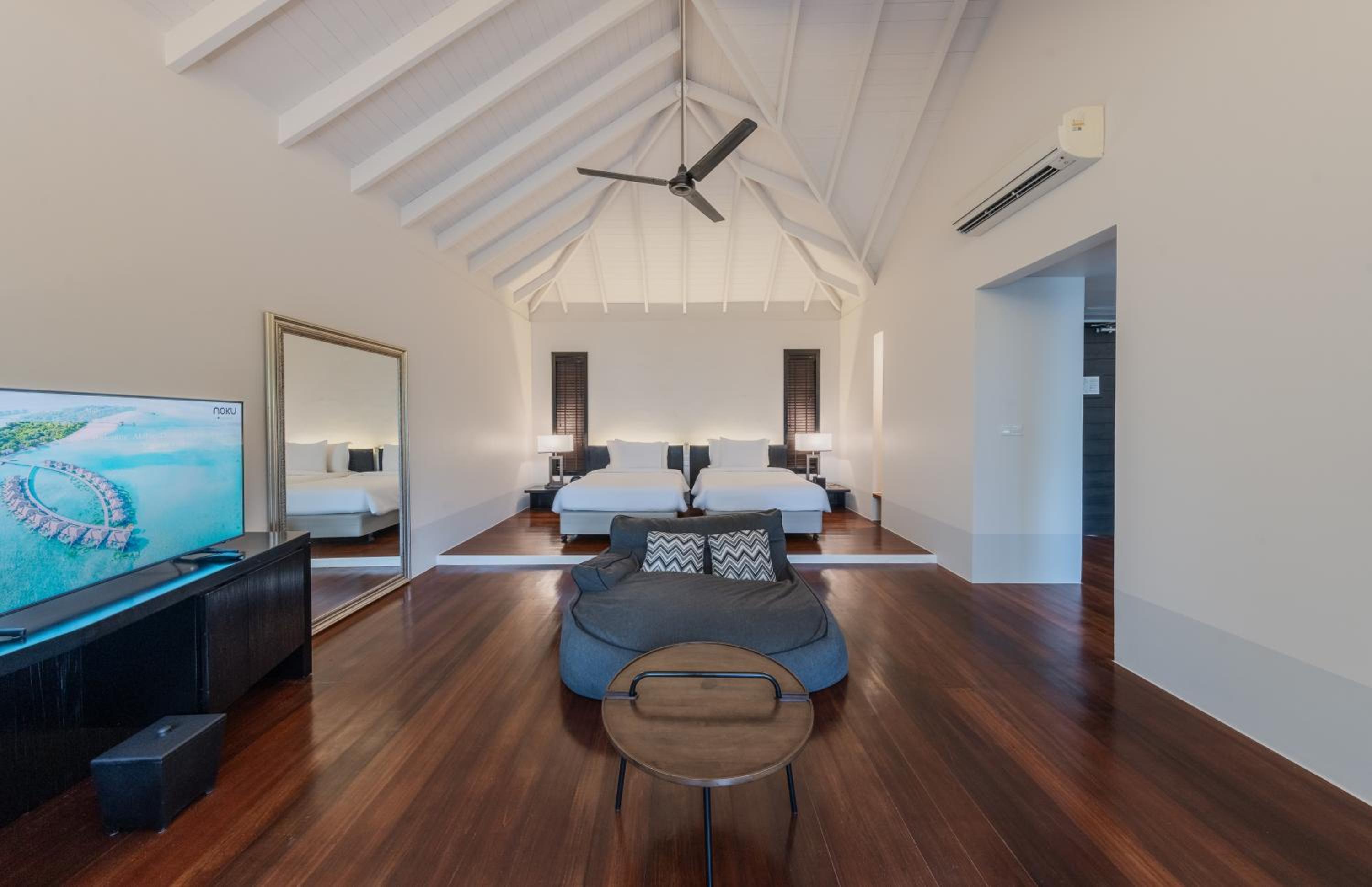 Beachfront Villa with Two Twin Beds