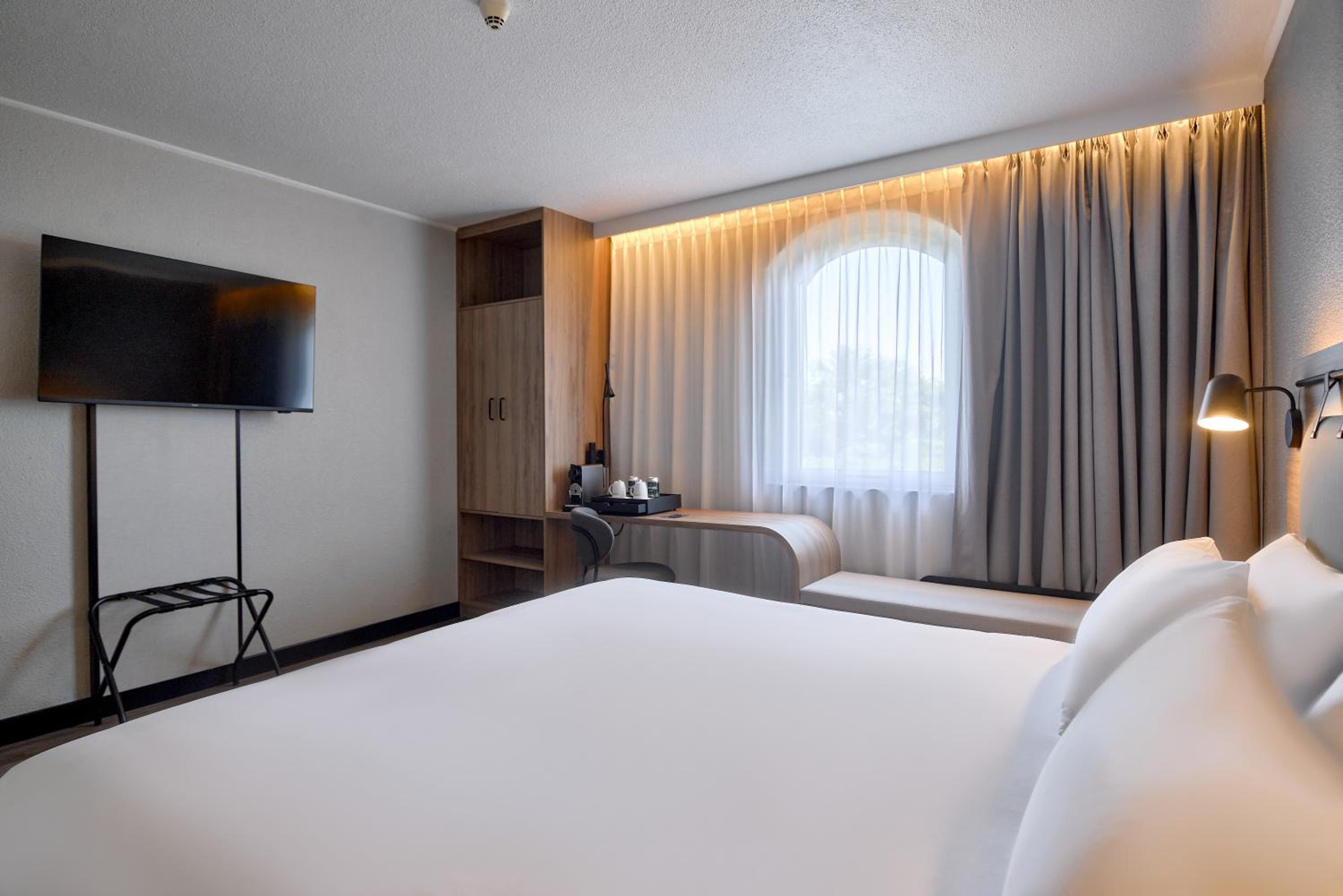 Superior Room - 1 King Bed - Photo 11