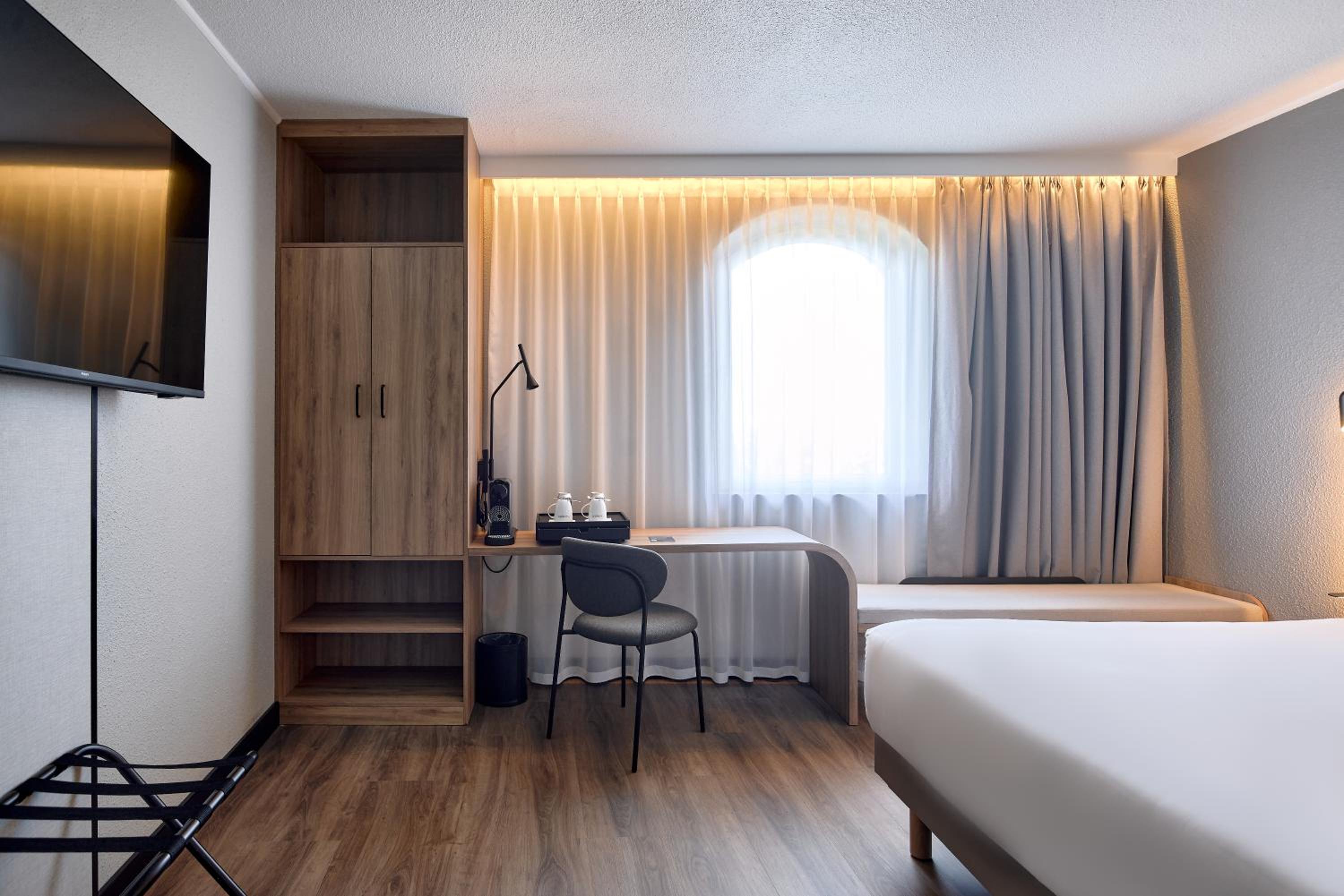 Superior Room - 1 King Bed - Photo 10