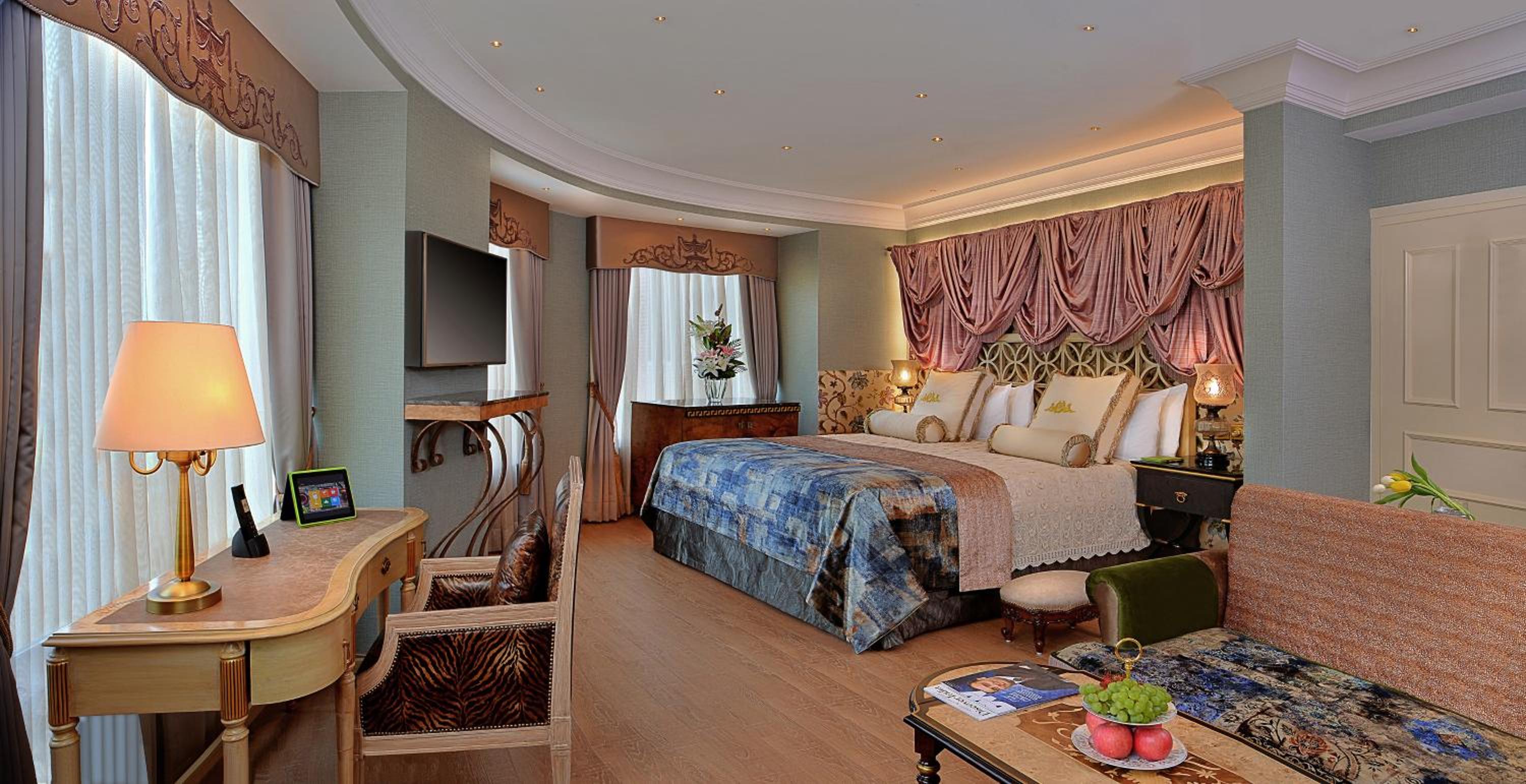 Crescent Suite with HI-Tea with cookies, 4–6 PM at SXVIII, 1+1 on select drinks, 6:30–8:30 PM @Links, 15% off on Food & Soft beverages