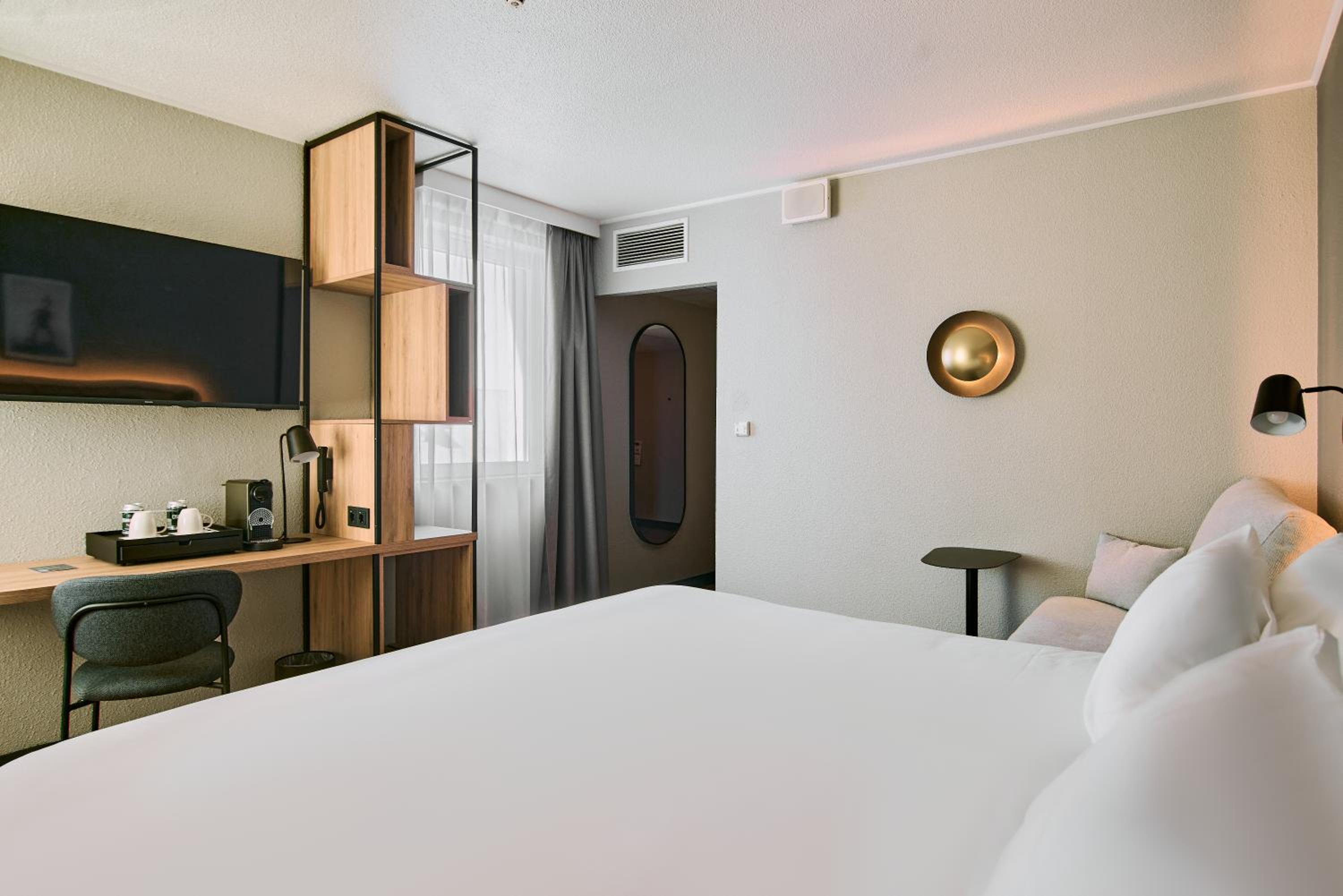 Superior Room - 1 King Bed - Photo 2