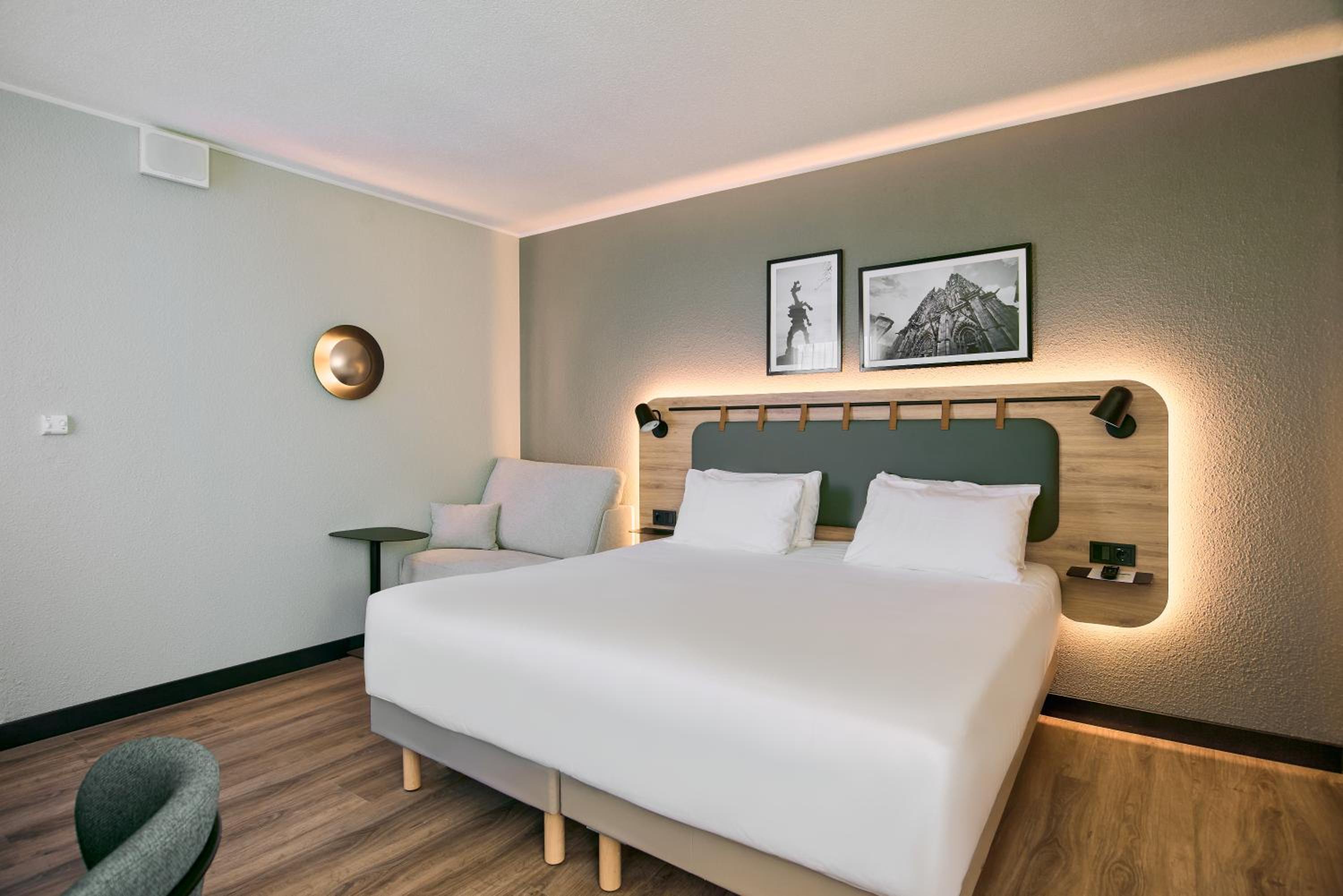 Superior Room - 1 King Bed - Photo 12