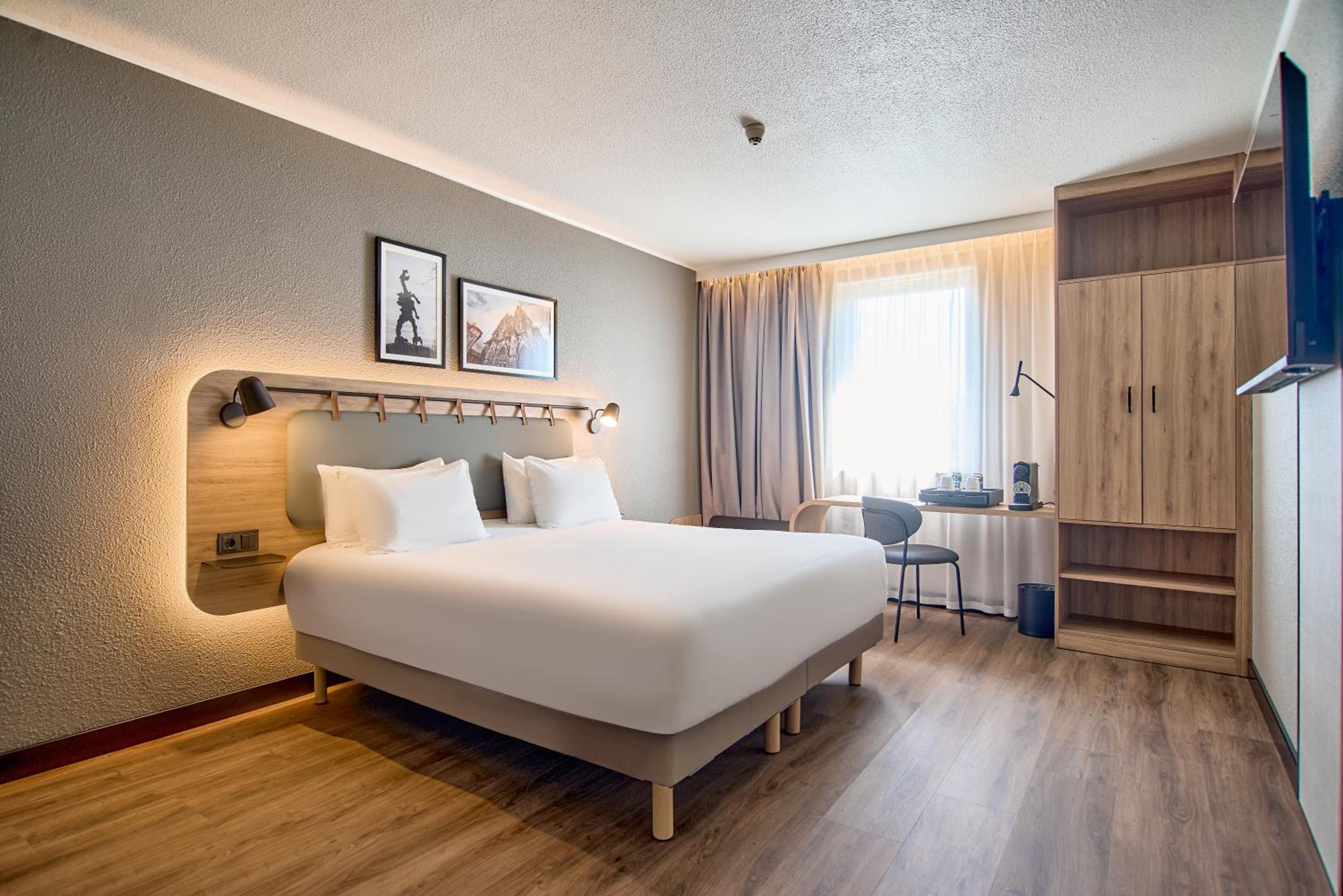 Superior Room - 1 King Bed - Photo 1