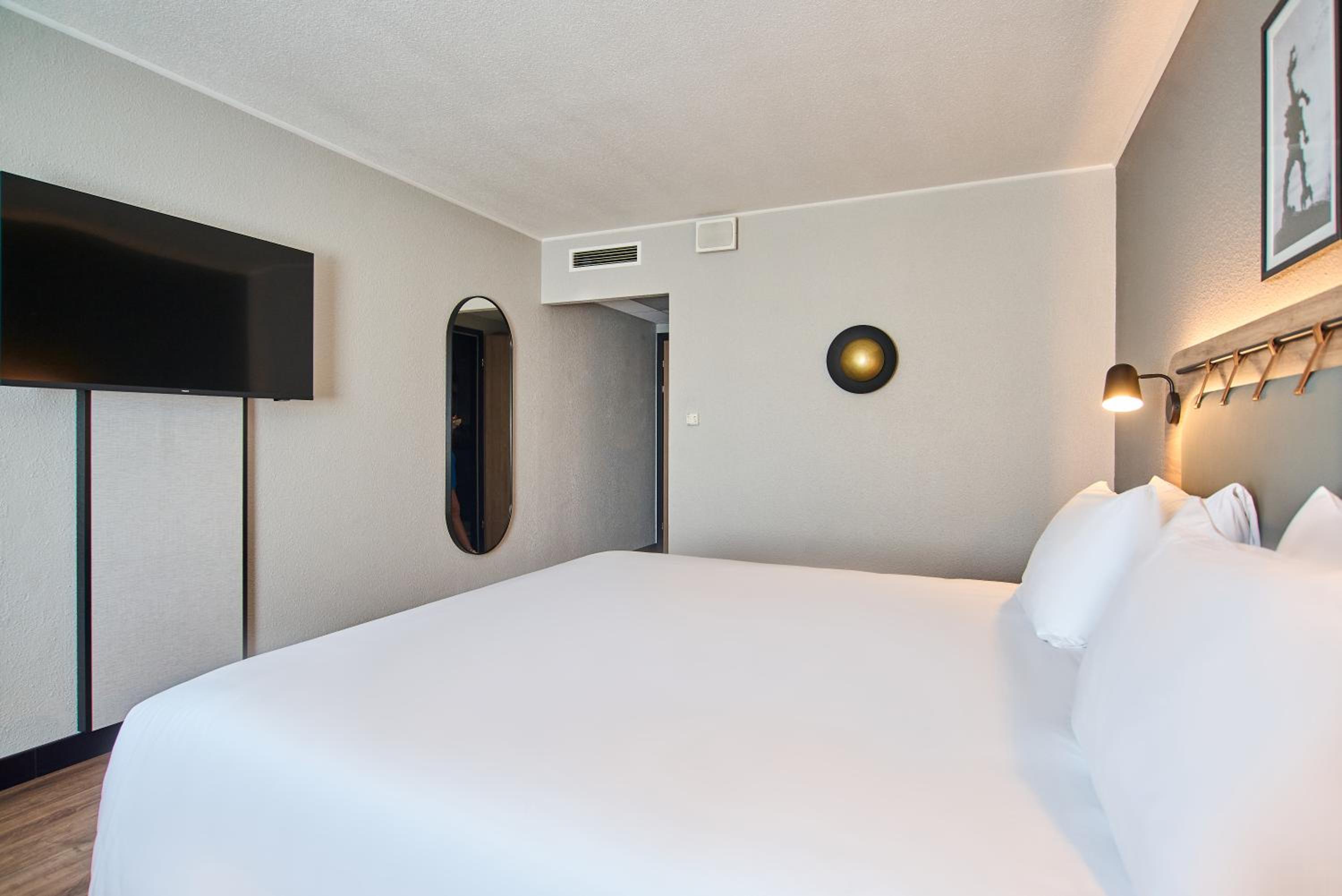 Superior Room - 1 King Bed - Photo 14
