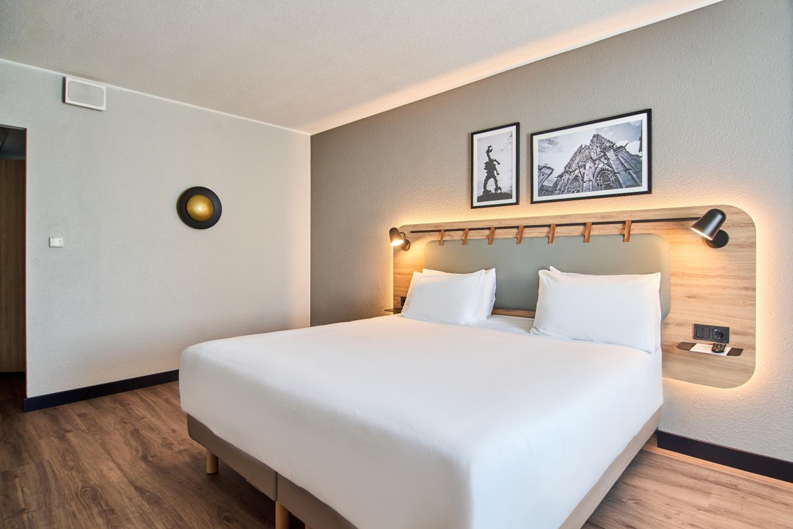 Superior Room - 1 King Bed - Photo 15
